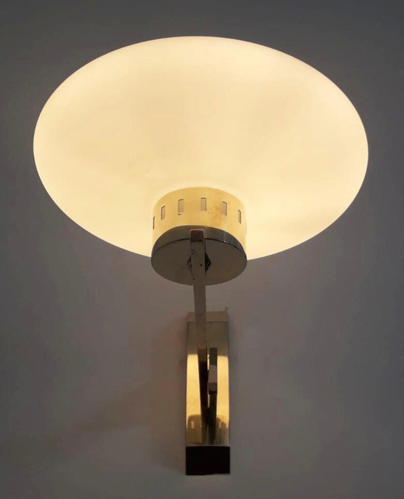 Set di quattro lampade a disco opaline di metà secolo con struttura in ottone. Italia, anni '60 in vendita 2