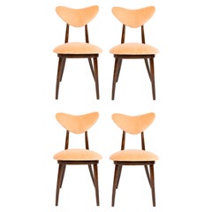 Ensemble de quatre chaises en forme de cœur en velours de coton orange du milieu du siècle, Europe, années 1960