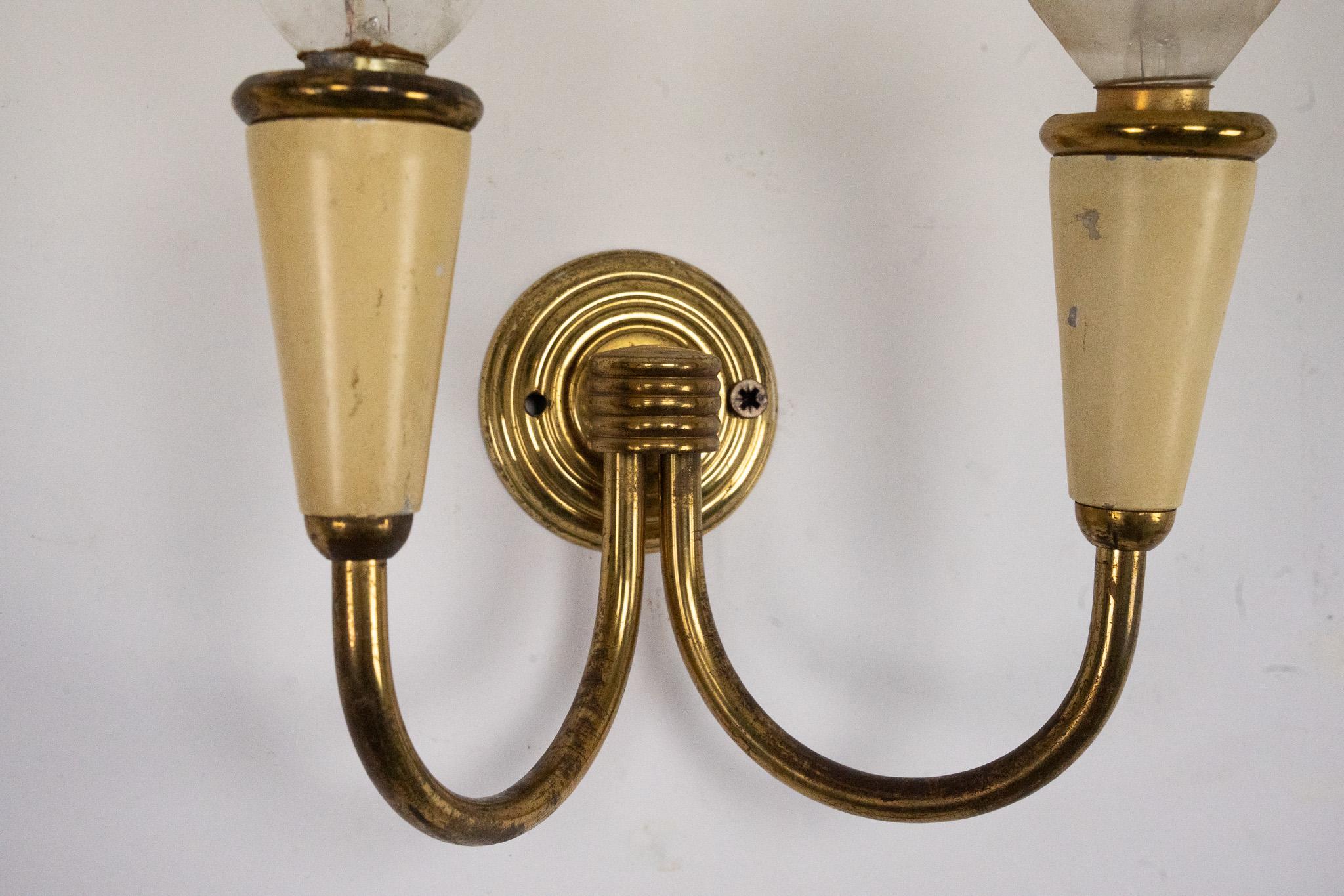 Set of four Mid-Century sconces in lacquer and brass. Italy 1950s en vente 4