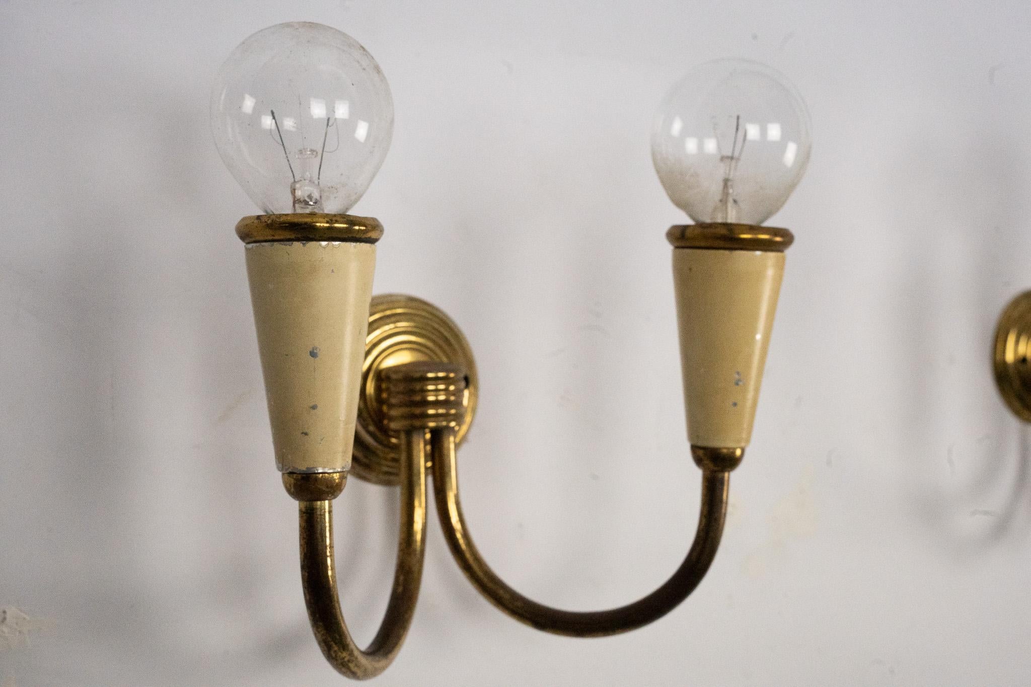 Set of four Mid-Century sconces in lacquer and brass. Italy 1950s en vente 6