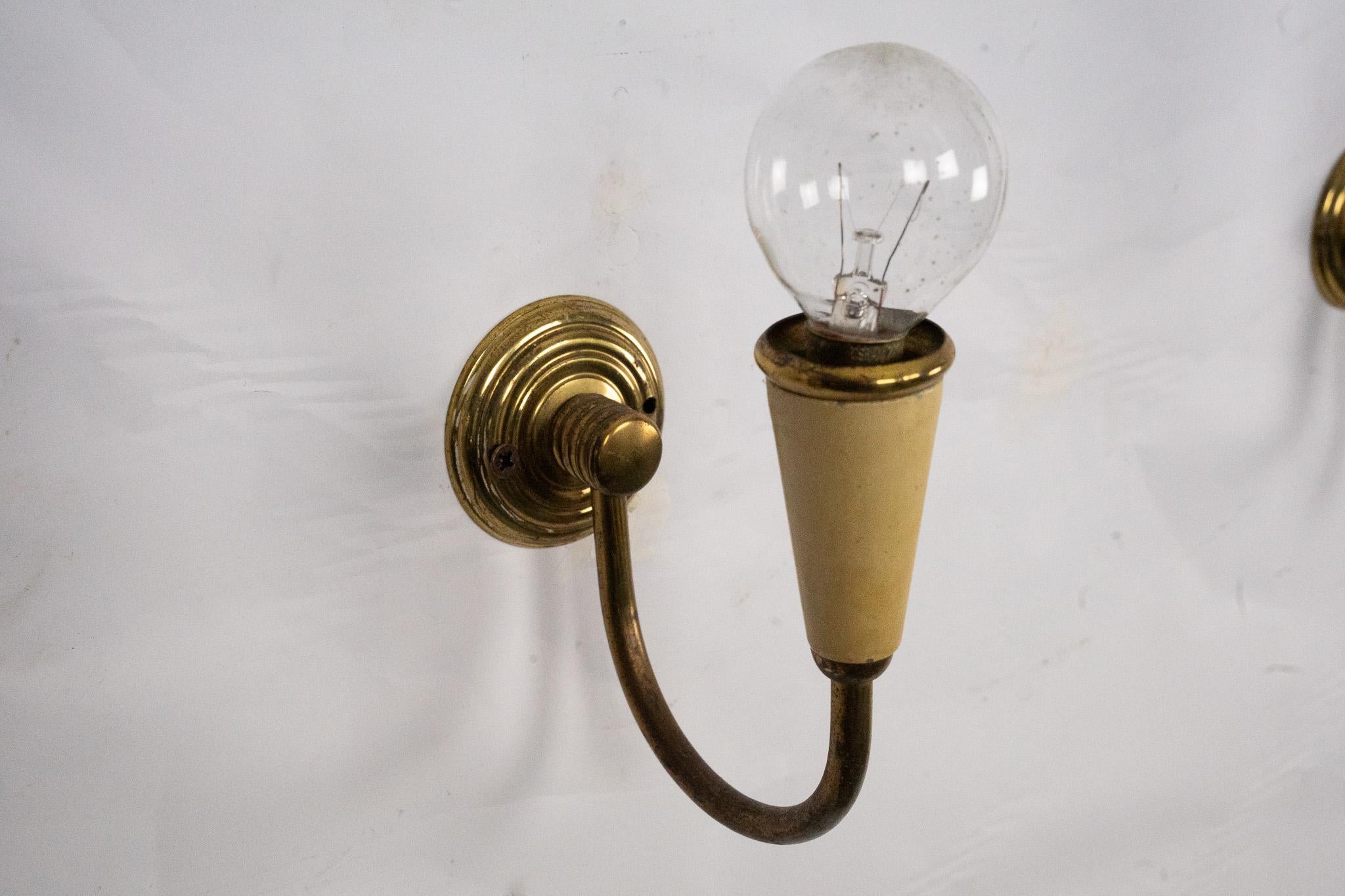 Set of four Mid-Century sconces in lacquer and brass. Italy 1950s en vente 7