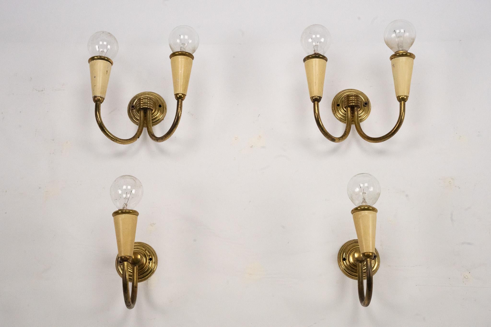 Mid-Century Modern Set of four Mid-Century sconces in lacquer and brass. Italy 1950s en vente