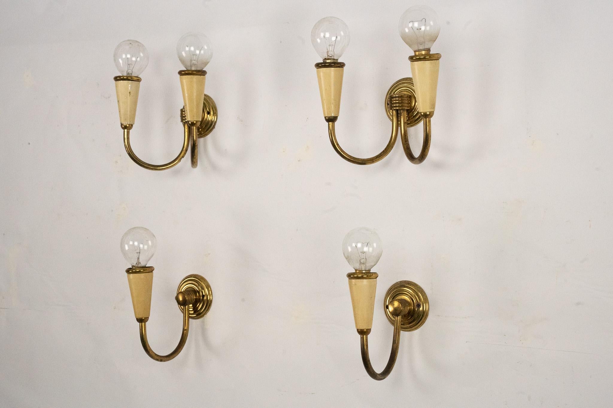 italien Set of four Mid-Century sconces in lacquer and brass. Italy 1950s en vente