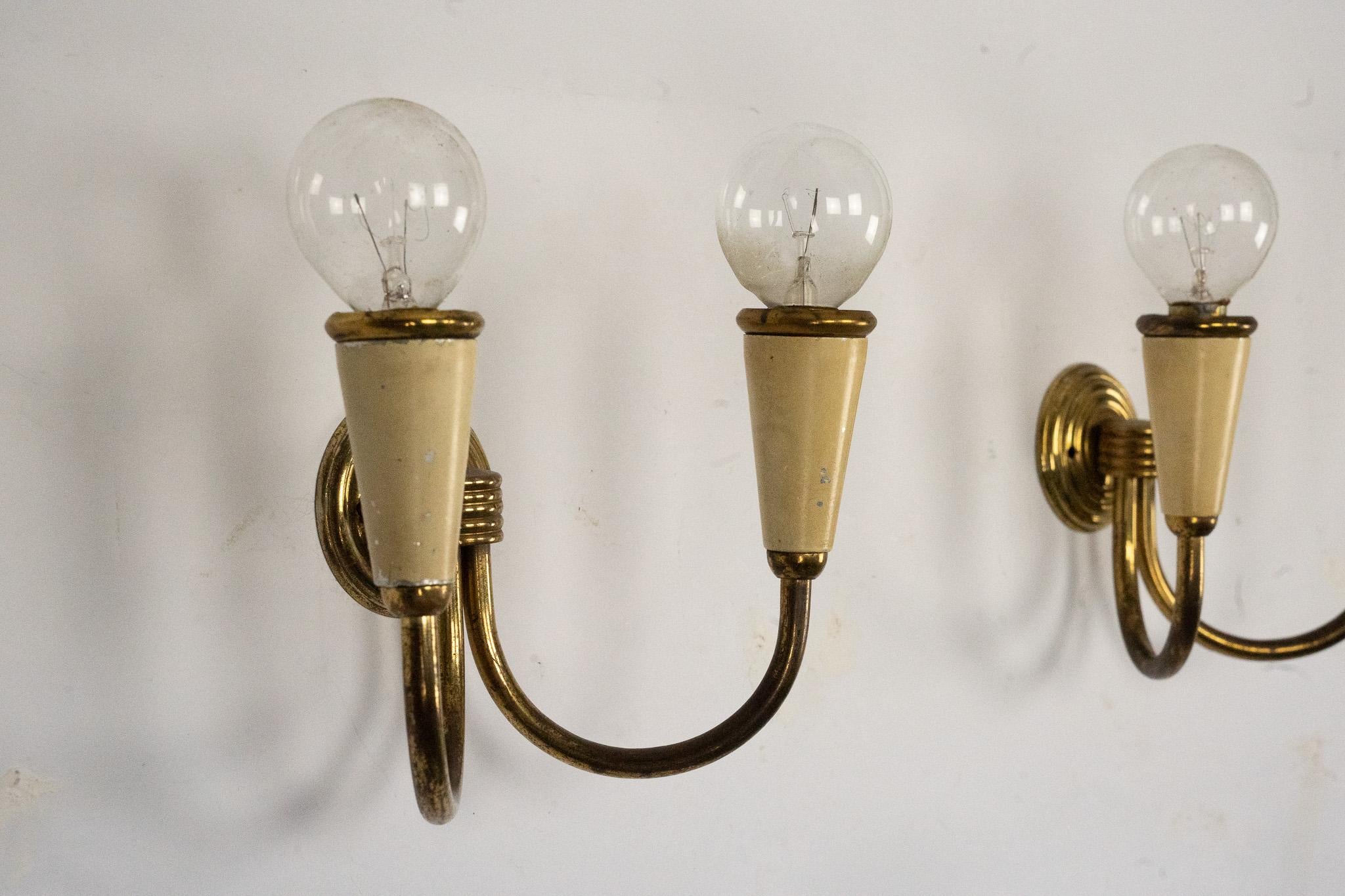20ième siècle Set of four Mid-Century sconces in lacquer and brass. Italy 1950s en vente