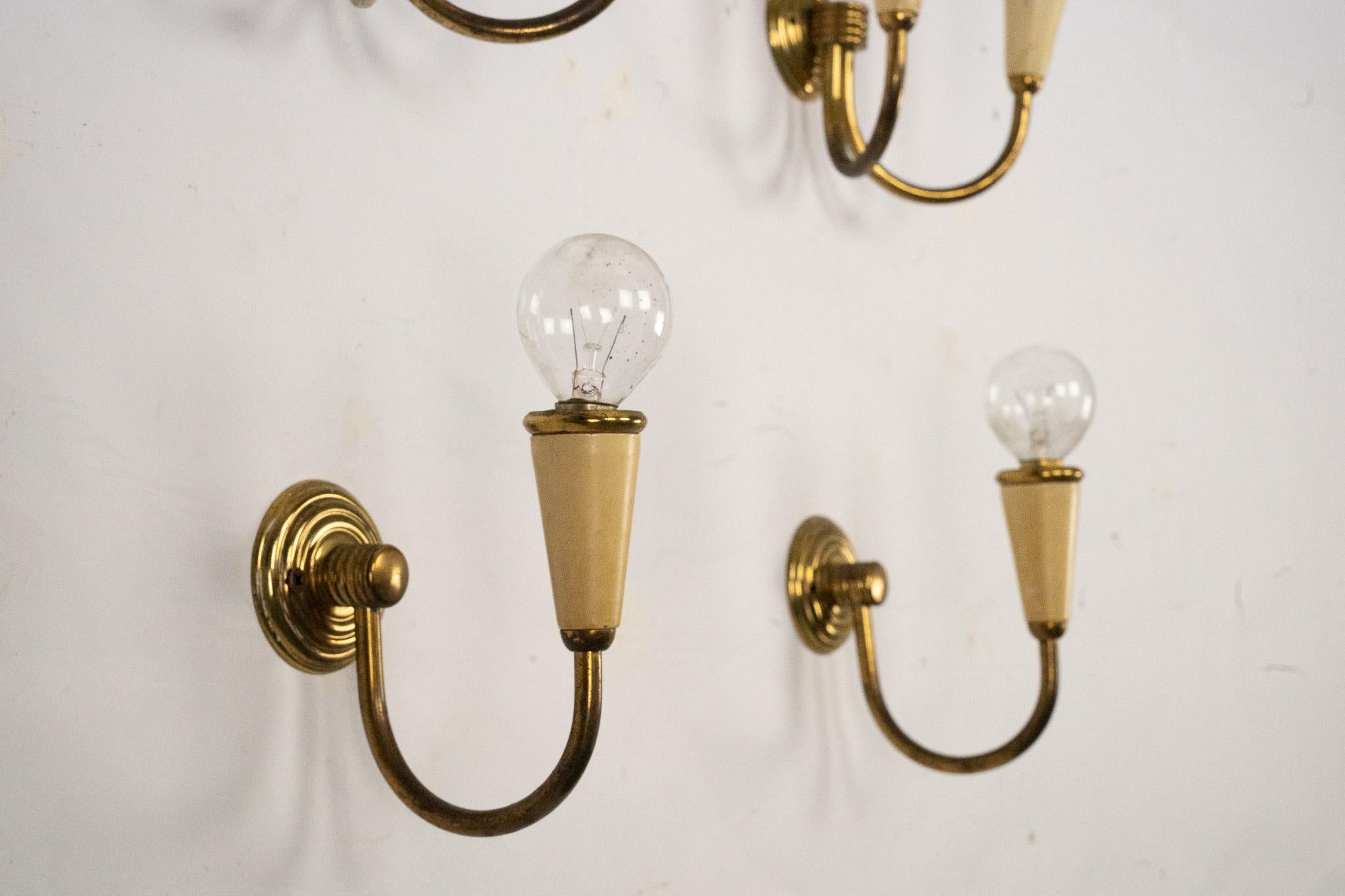Laiton Set of four Mid-Century sconces in lacquer and brass. Italy 1950s en vente