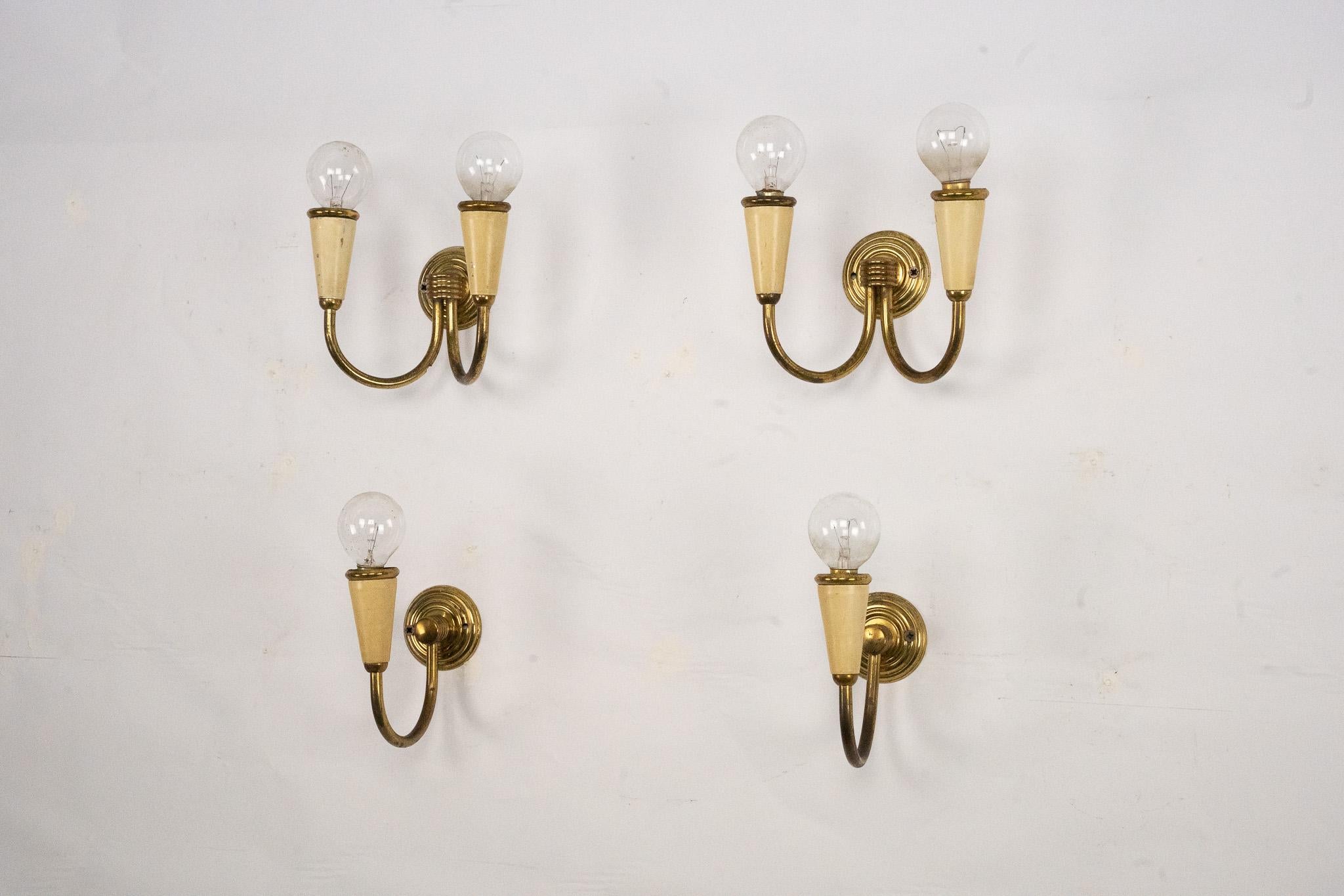 Set of four Mid-Century sconces in lacquer and brass. Italy 1950s en vente 1