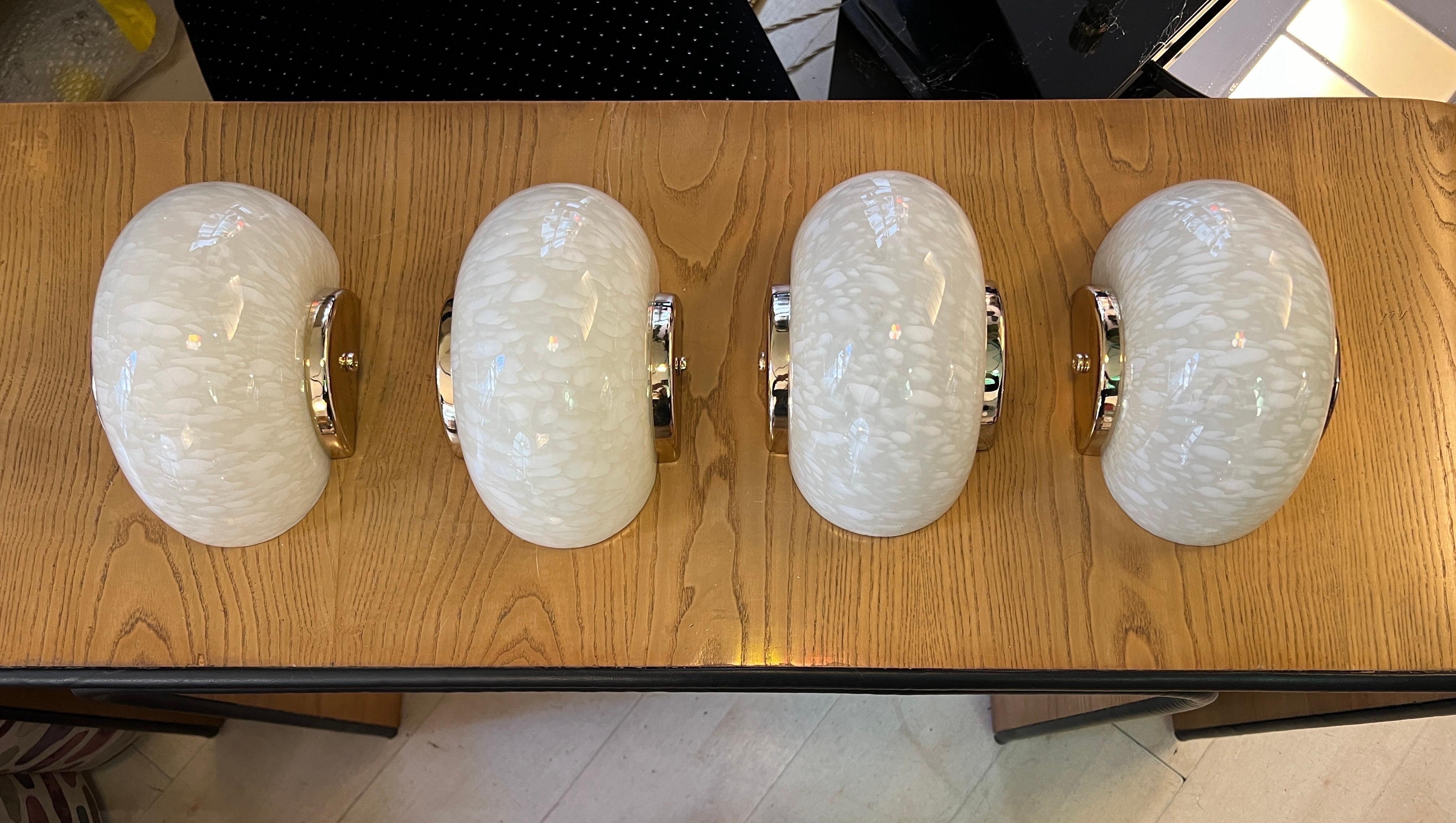 Set of Four Mid- Century Speckled Cream Murano Glass Wall Sconces, 1950 In Excellent Condition For Sale In Florence, IT