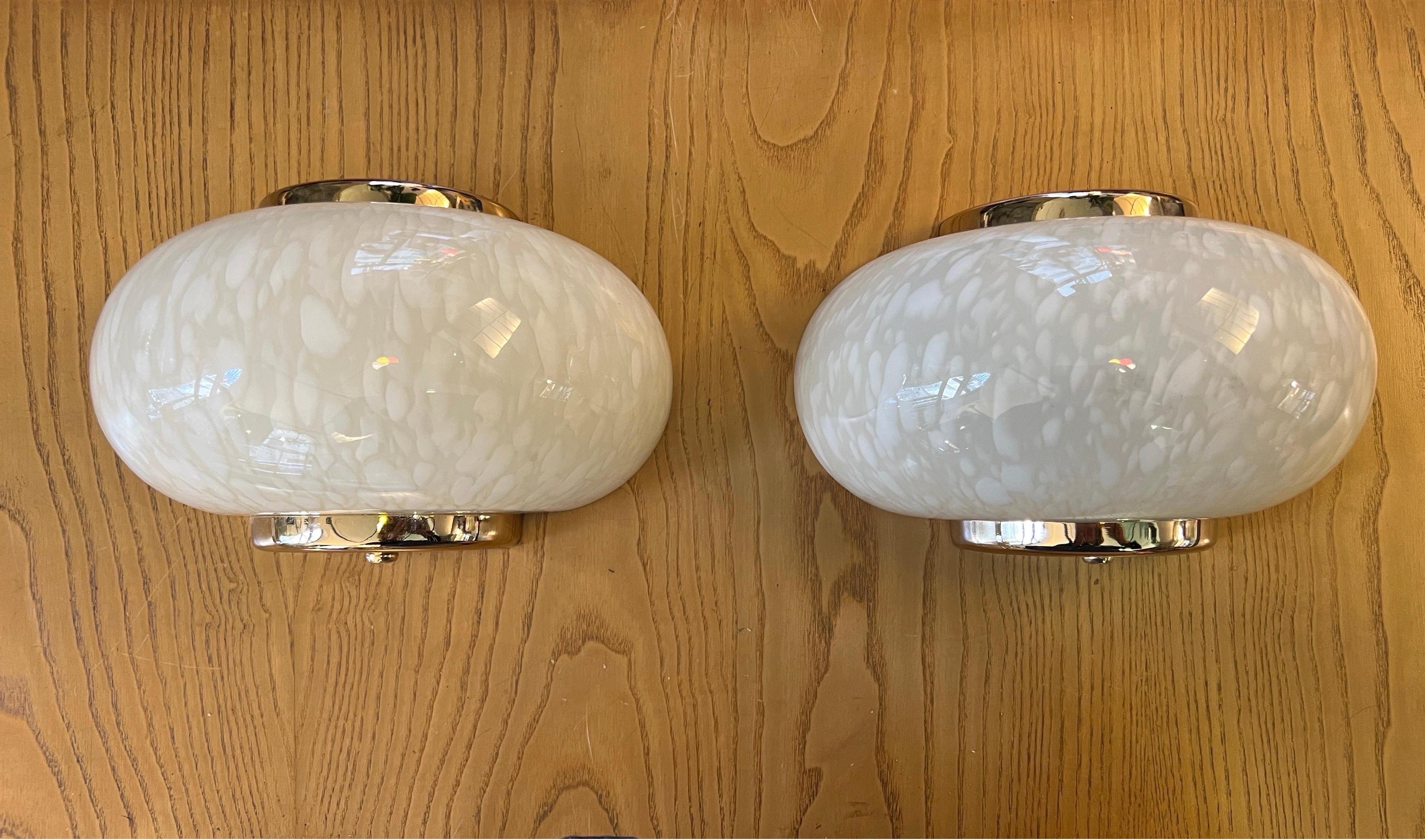 Brass Set of Four Mid- Century Speckled Cream Murano Glass Wall Sconces, 1950 For Sale