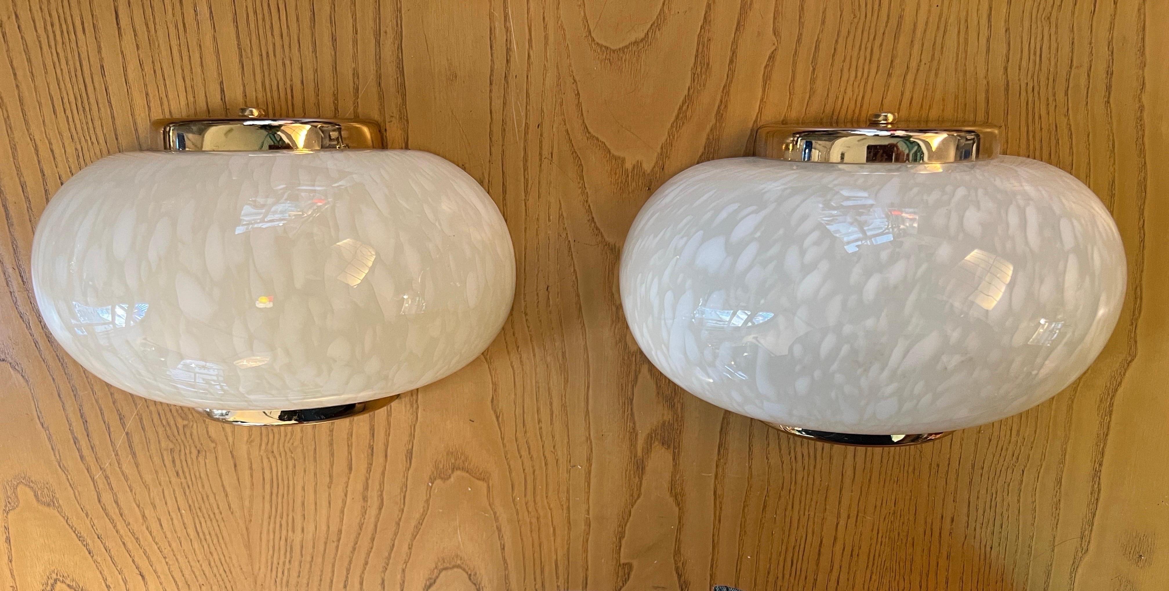 Set of Four Mid- Century Speckled Cream Murano Glass Wall Sconces, 1950 For Sale 1