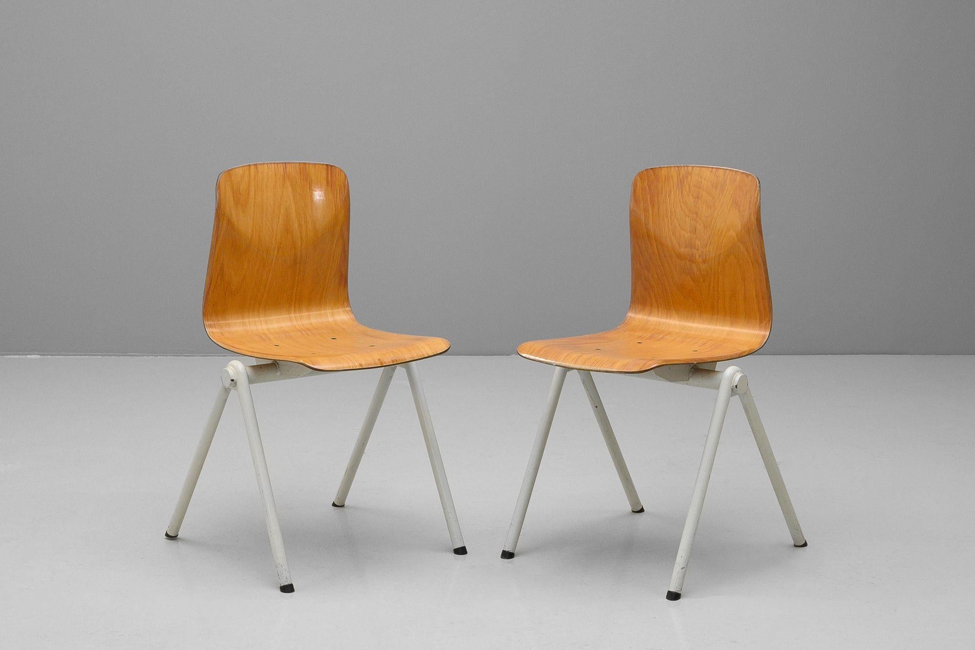 Ensemble de quatre chaises empilables du milieu du siècle dernier Bon état - En vente à London, England