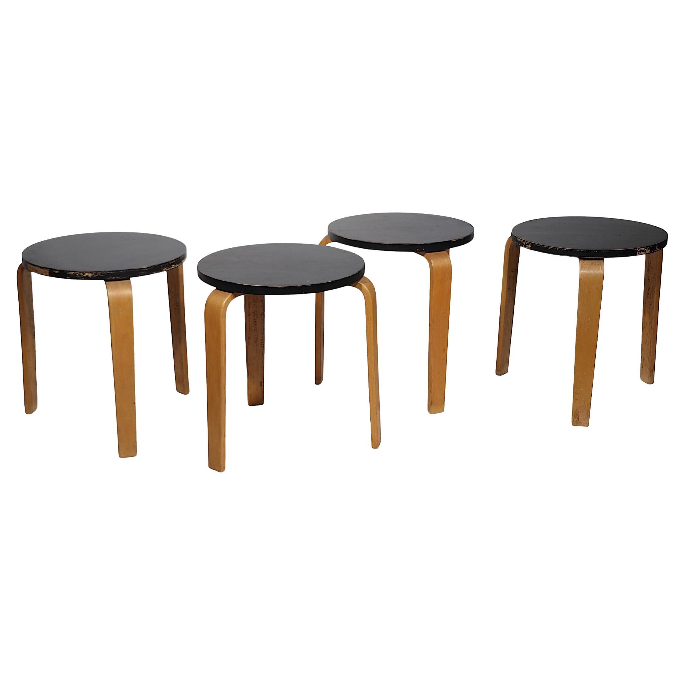 Ensemble de quatre meubles du milieu du siècle  Tables d'appoint empilables de Thonet d'après Aalto 
