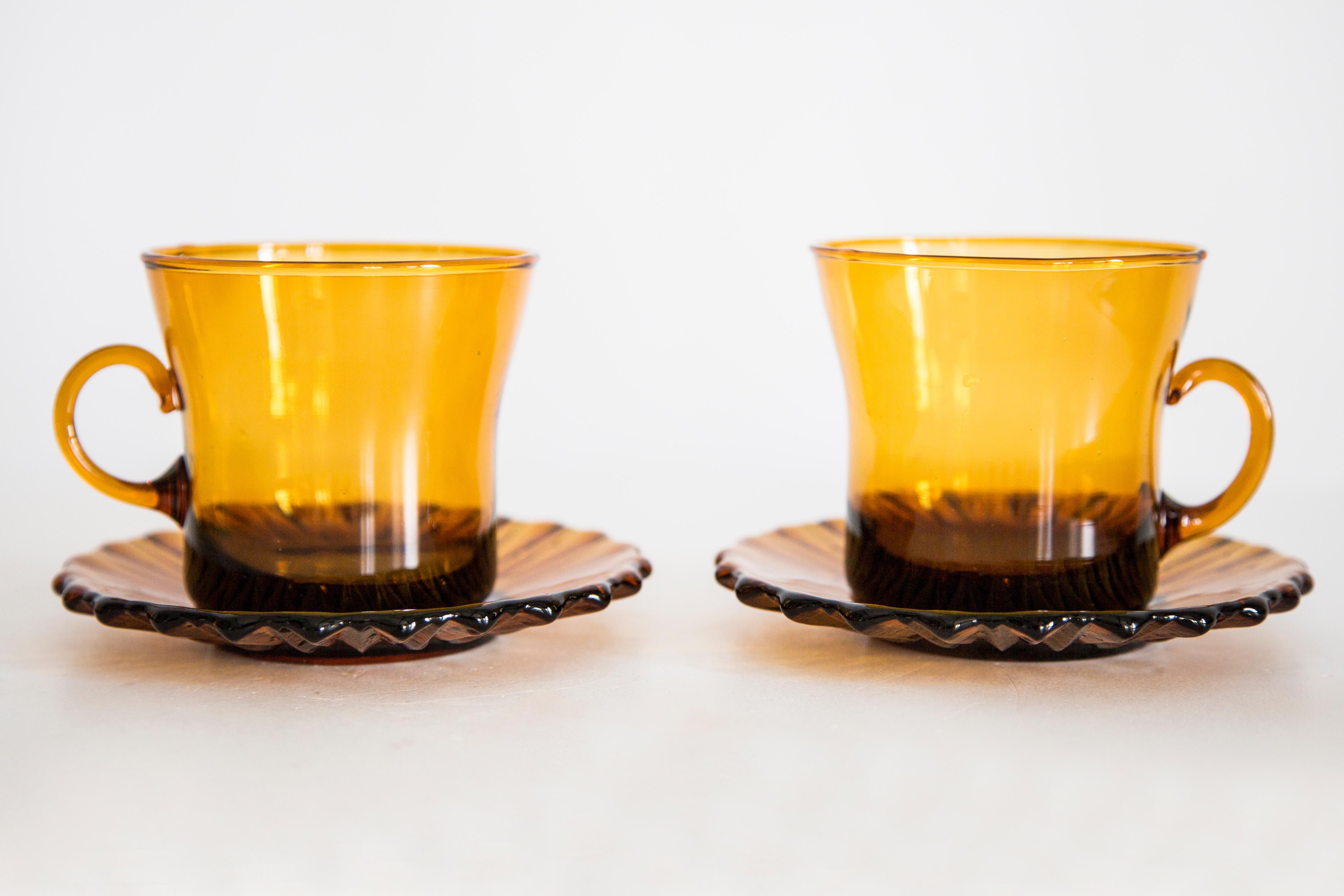 Juego de cuatro vasos y platos de té de mediados de siglo, Europa, años 60 Hecho a mano en venta