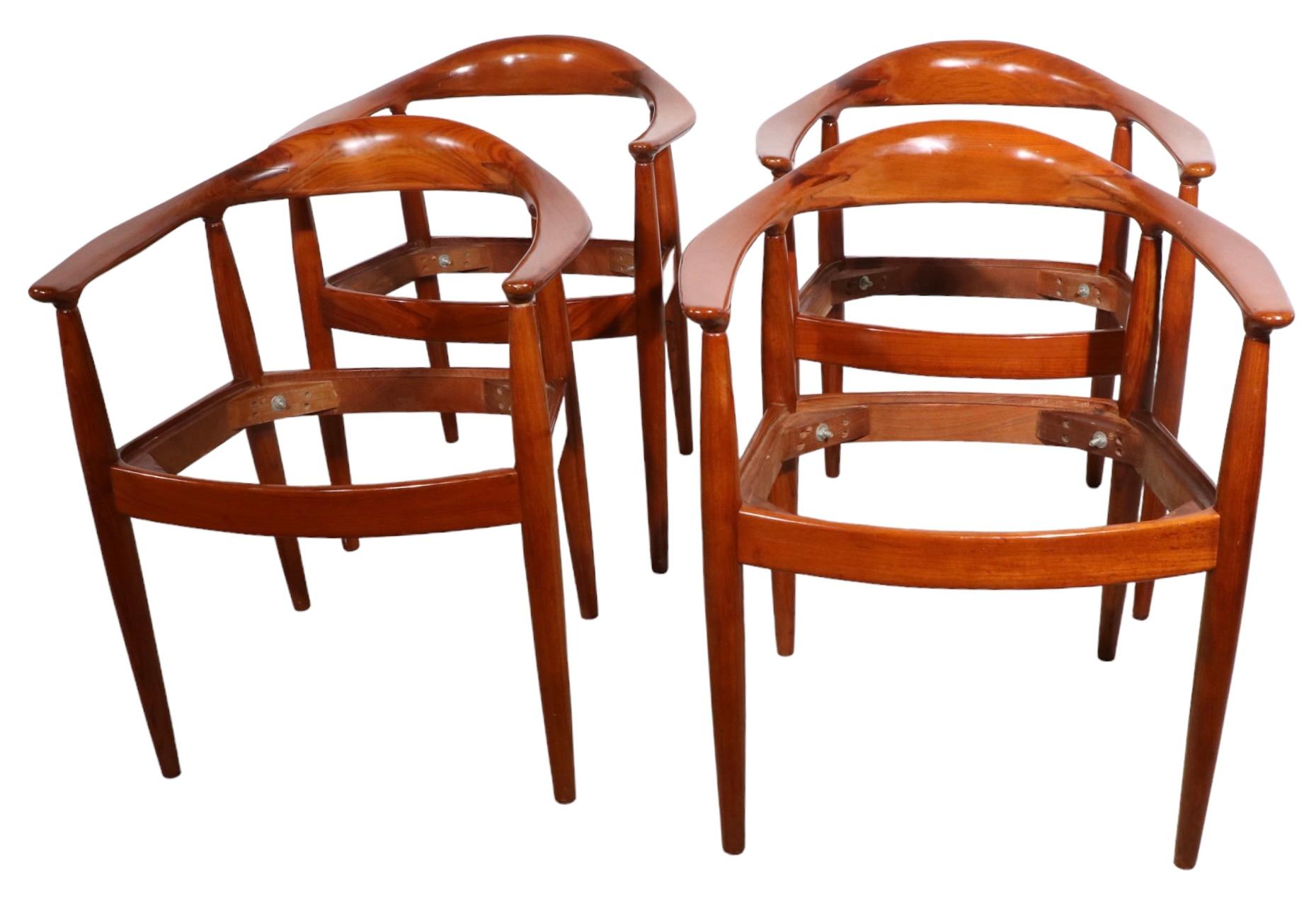 Ensemble de quatre chaises de salle à manger du milieu du siècle dernier, réalisées dans le style du design emblématique de Hans Werner, connu sous le nom de The Chair. Ces chaises sont bien faites et bien proportionnées, elles sont d'époque (milieu