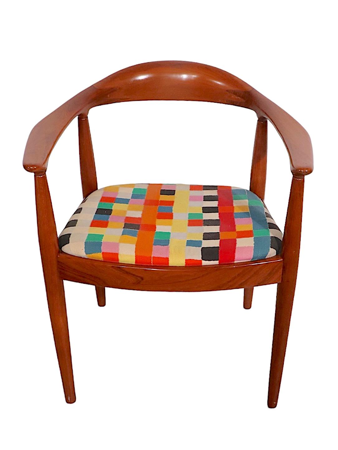 Tissu d'ameublement Ensemble de quatre chaises modle The Chair du milieu du sicle d'aprs Wegner en vente
