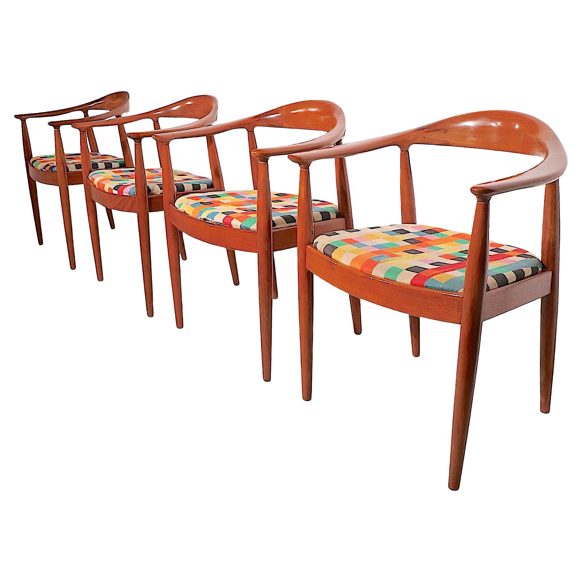 Ensemble de quatre chaises modle The Chair du milieu du sicle d'aprs Wegner en vente