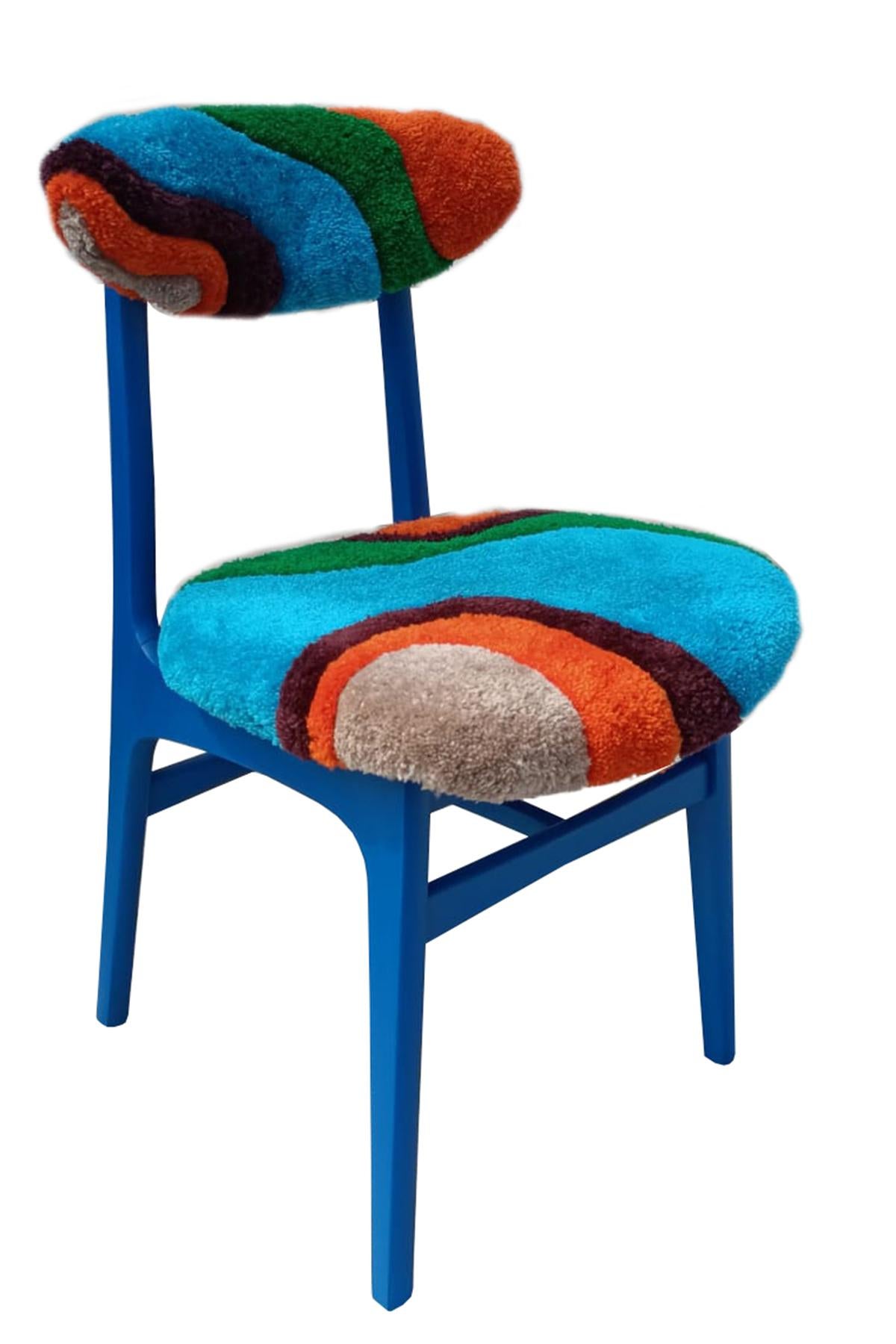 Chaise conçue par le professeur Rajmund Halas. Fabriqué en bois de hêtre. Le fauteuil a subi une rénovation complète de la tapisserie et les boiseries ont été rafraîchies. 

L'assise est en laine multicolore tuftée à la main. Une technique