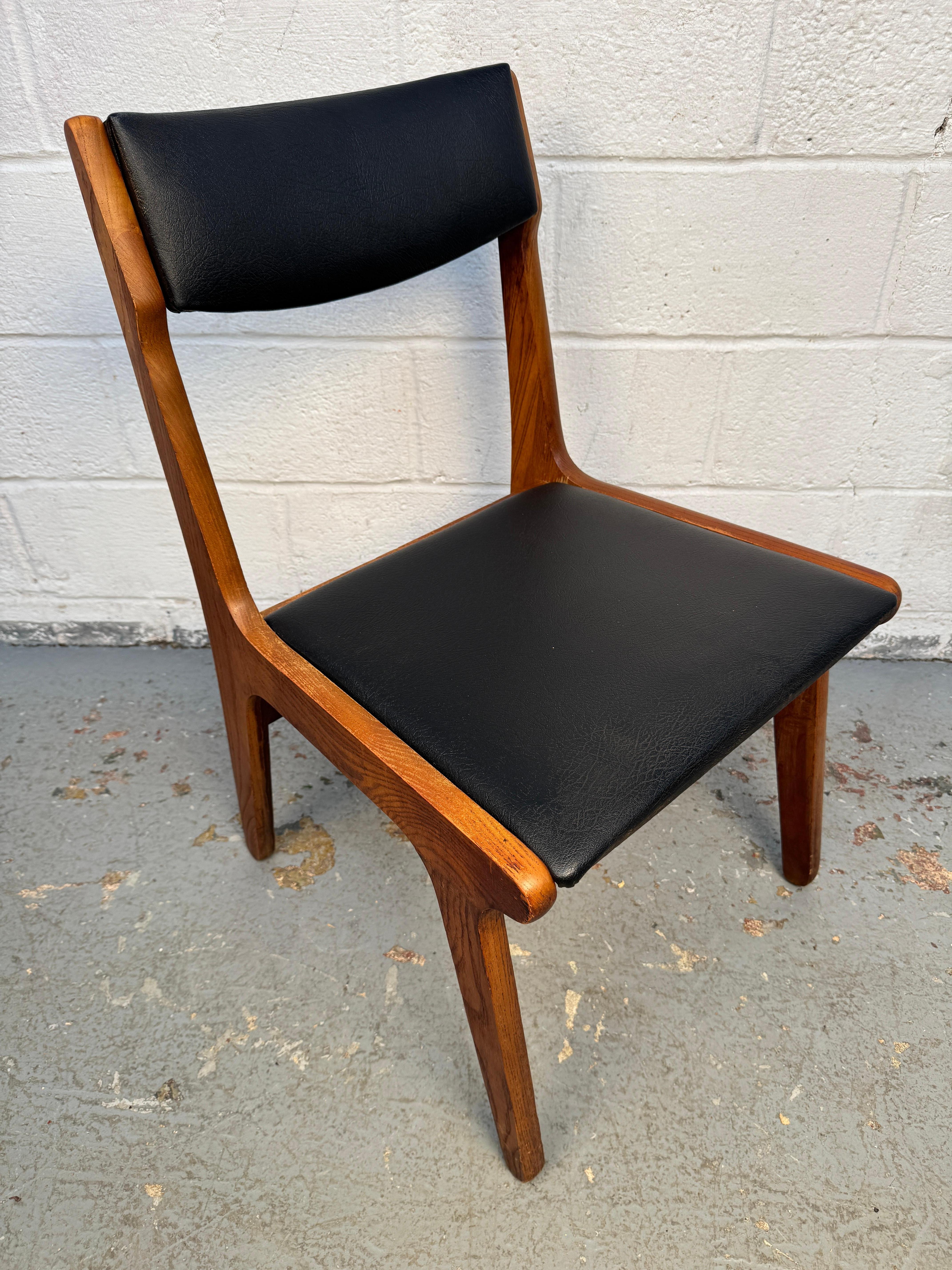 Set di quattro sedie da pranzo in vinile del Medioevo in vendita 4