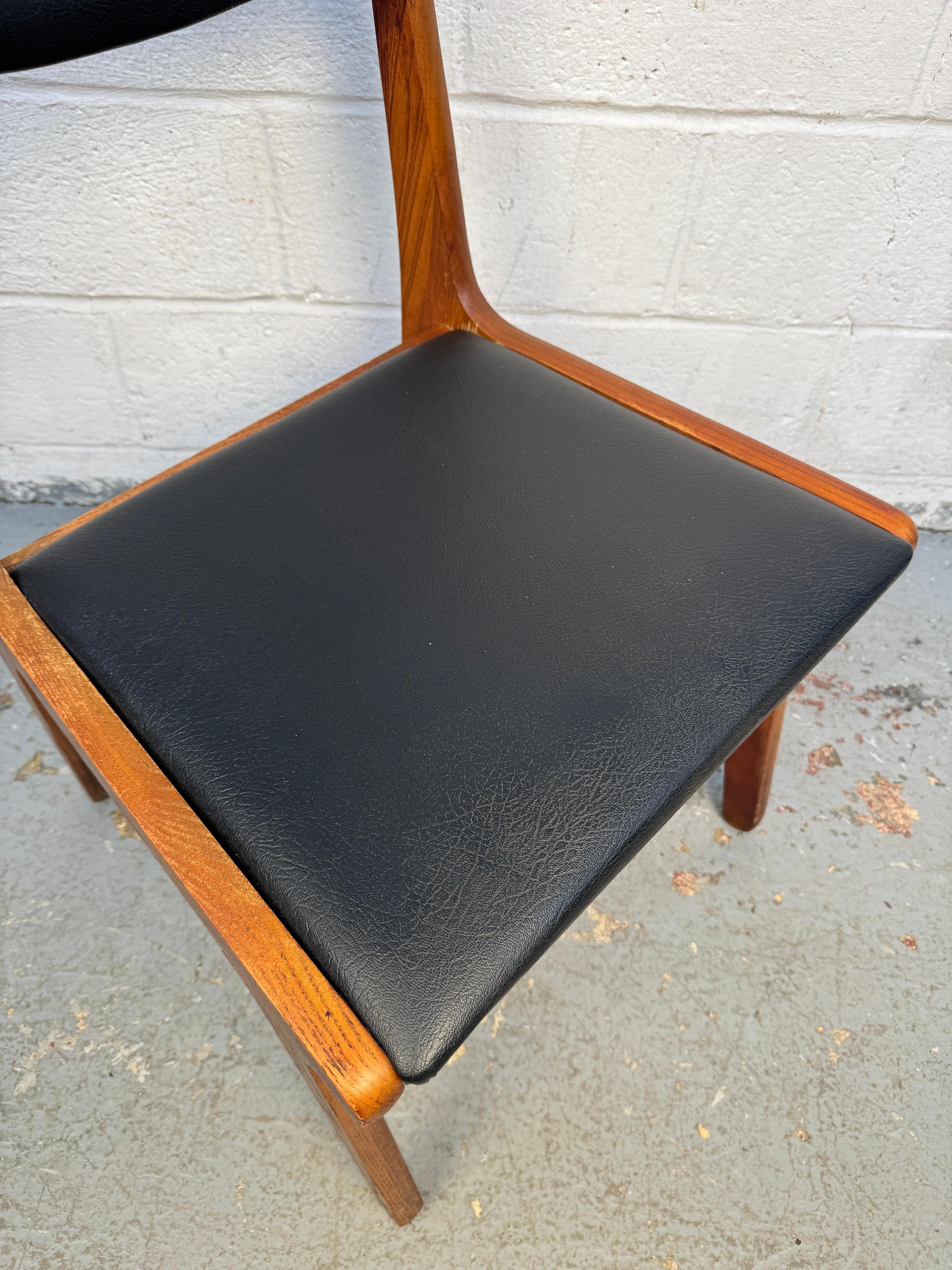 Set di quattro sedie da pranzo in vinile del Medioevo in vendita 5