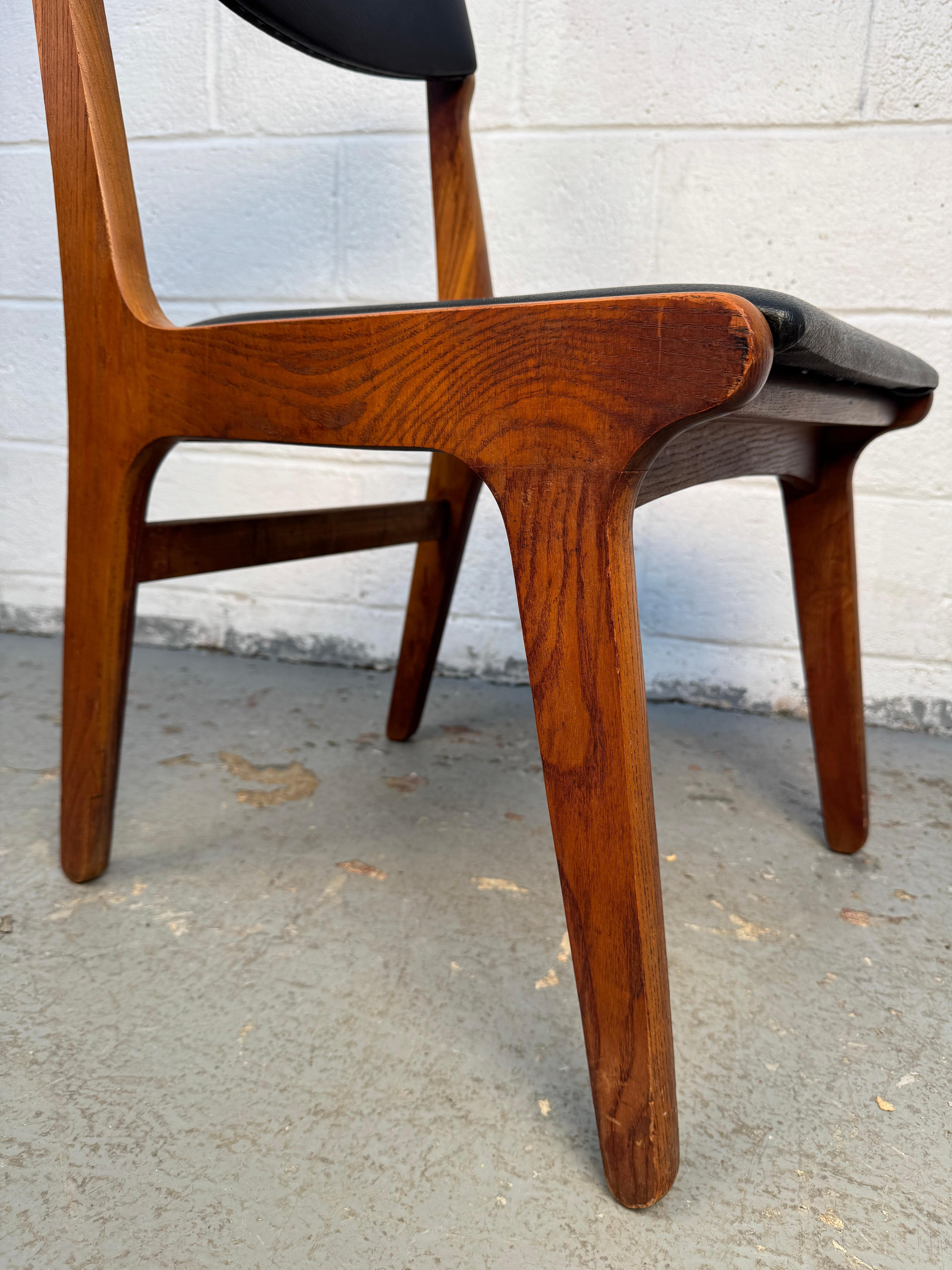 Set di quattro sedie da pranzo in vinile del Medioevo in vendita 6