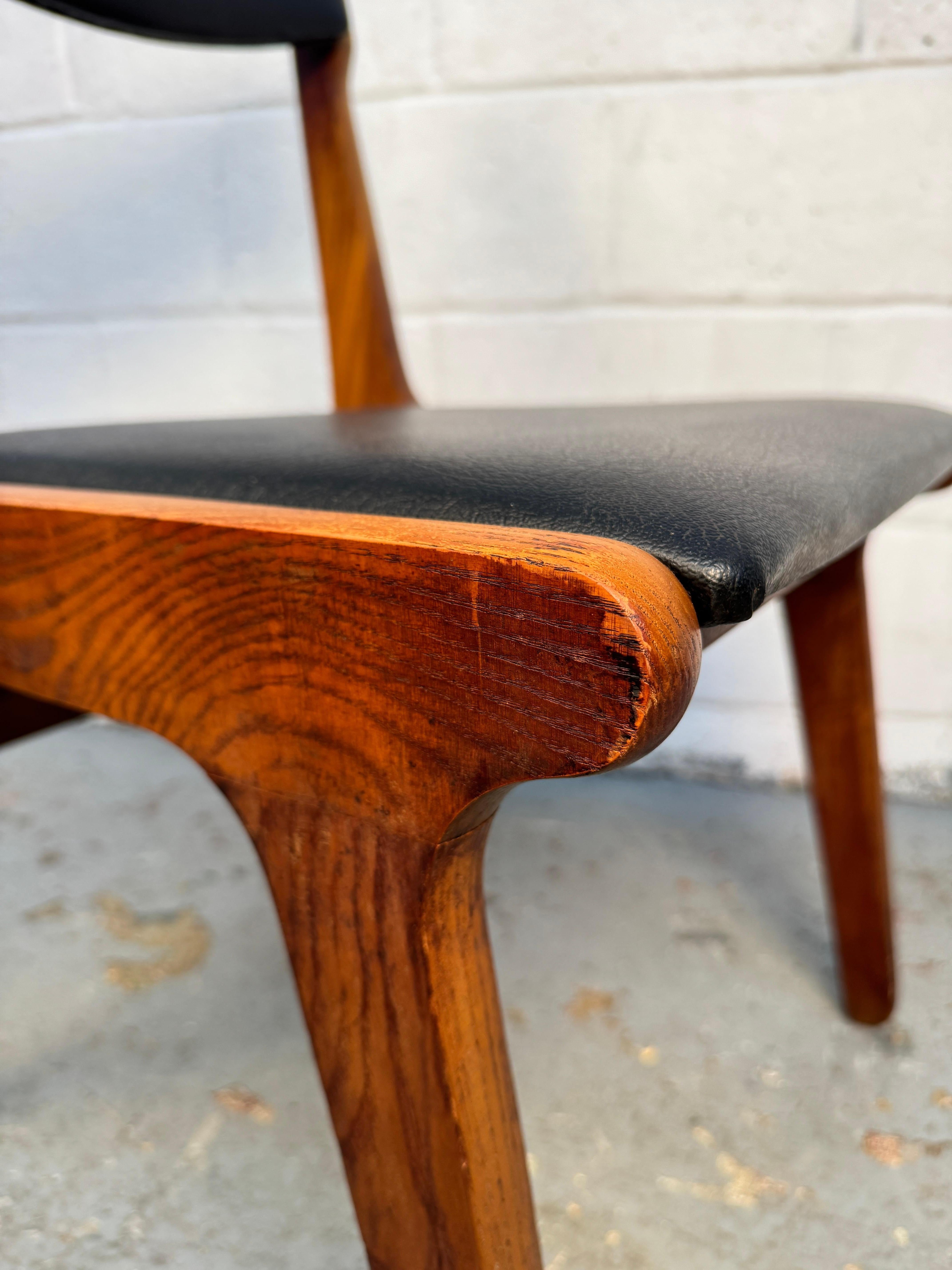 Set di quattro sedie da pranzo in vinile del Medioevo in vendita 7