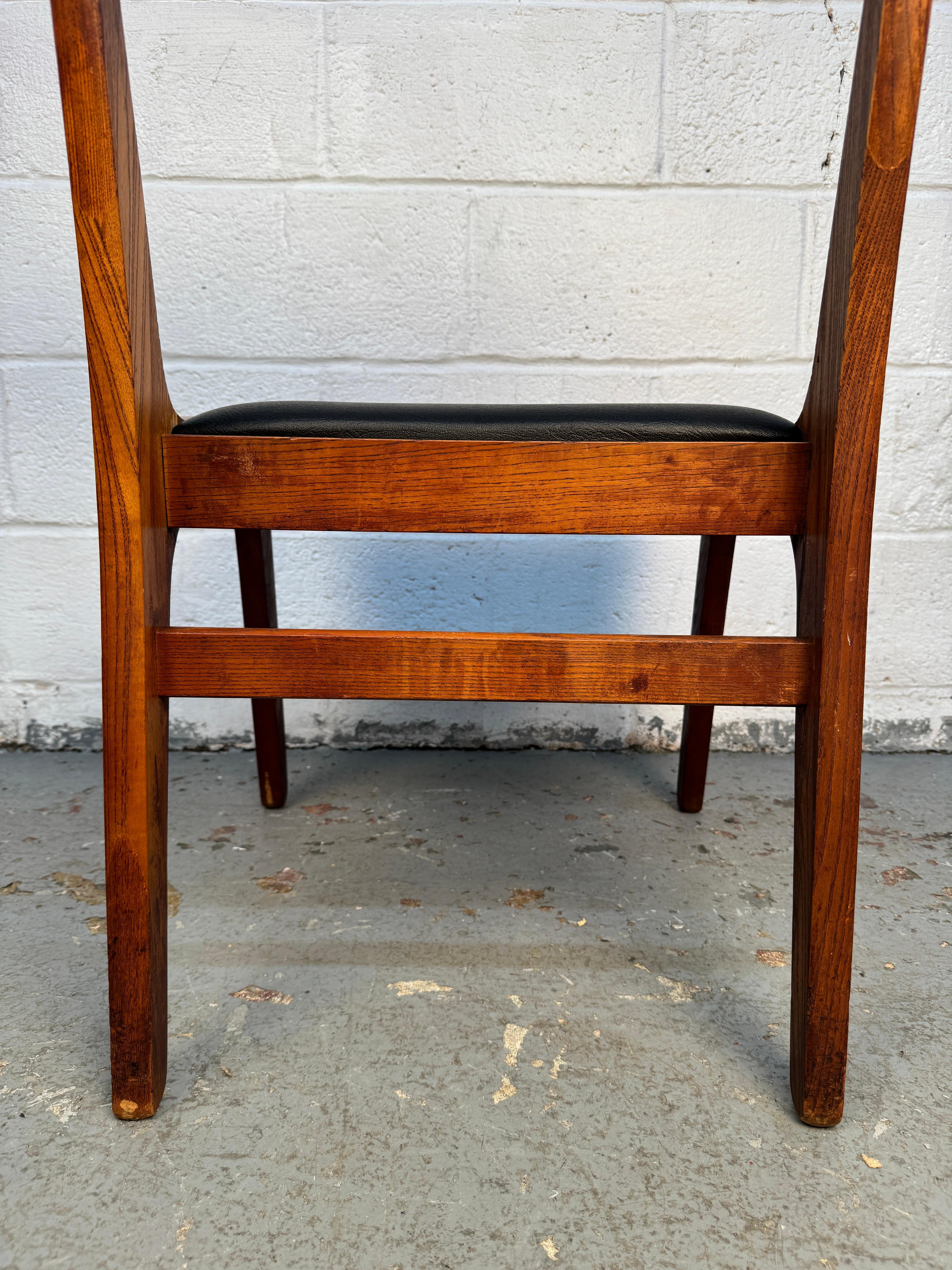 Set di quattro sedie da pranzo in vinile del Medioevo in vendita 8