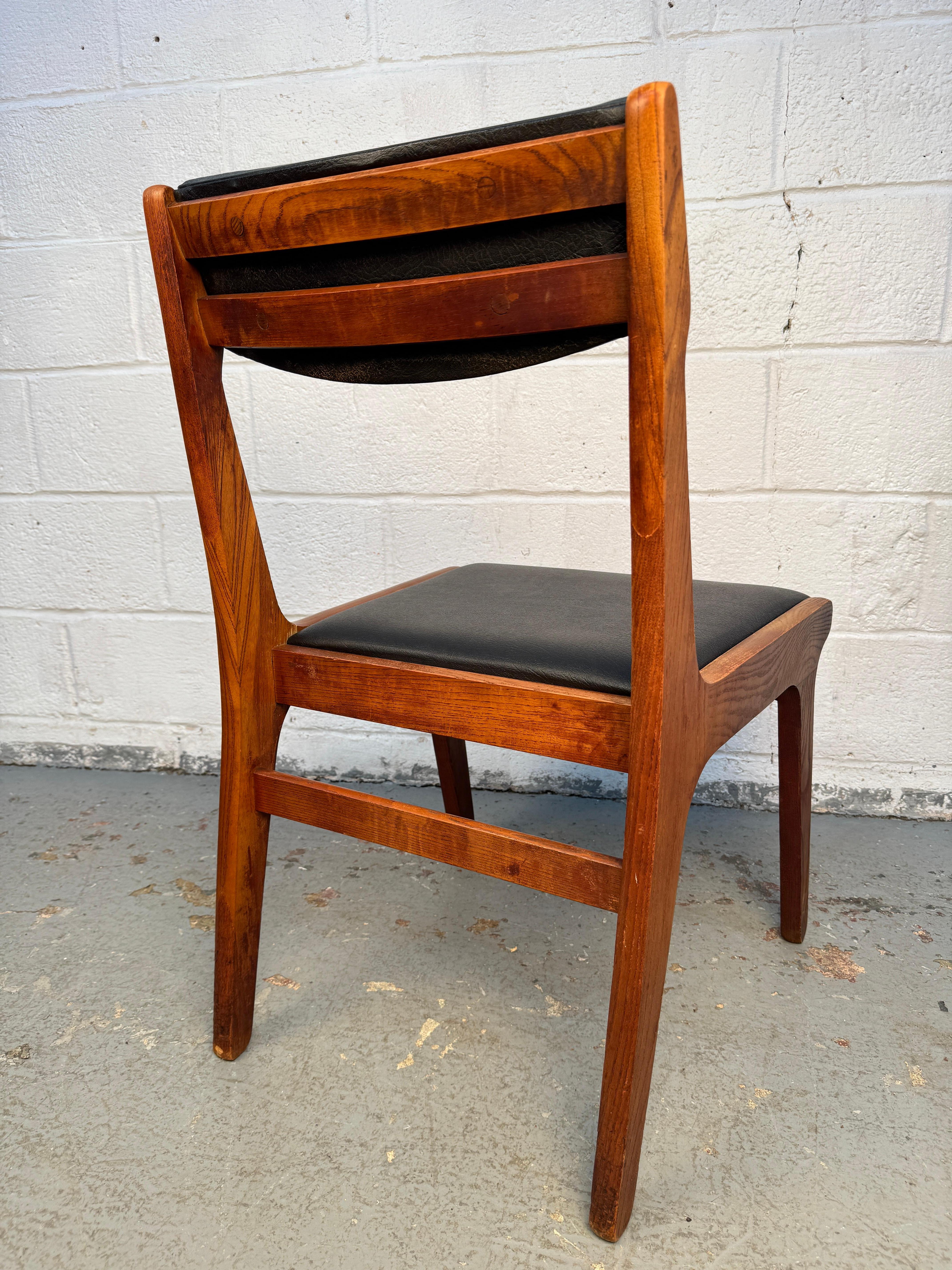 Set di quattro sedie da pranzo in vinile del Medioevo in vendita 9