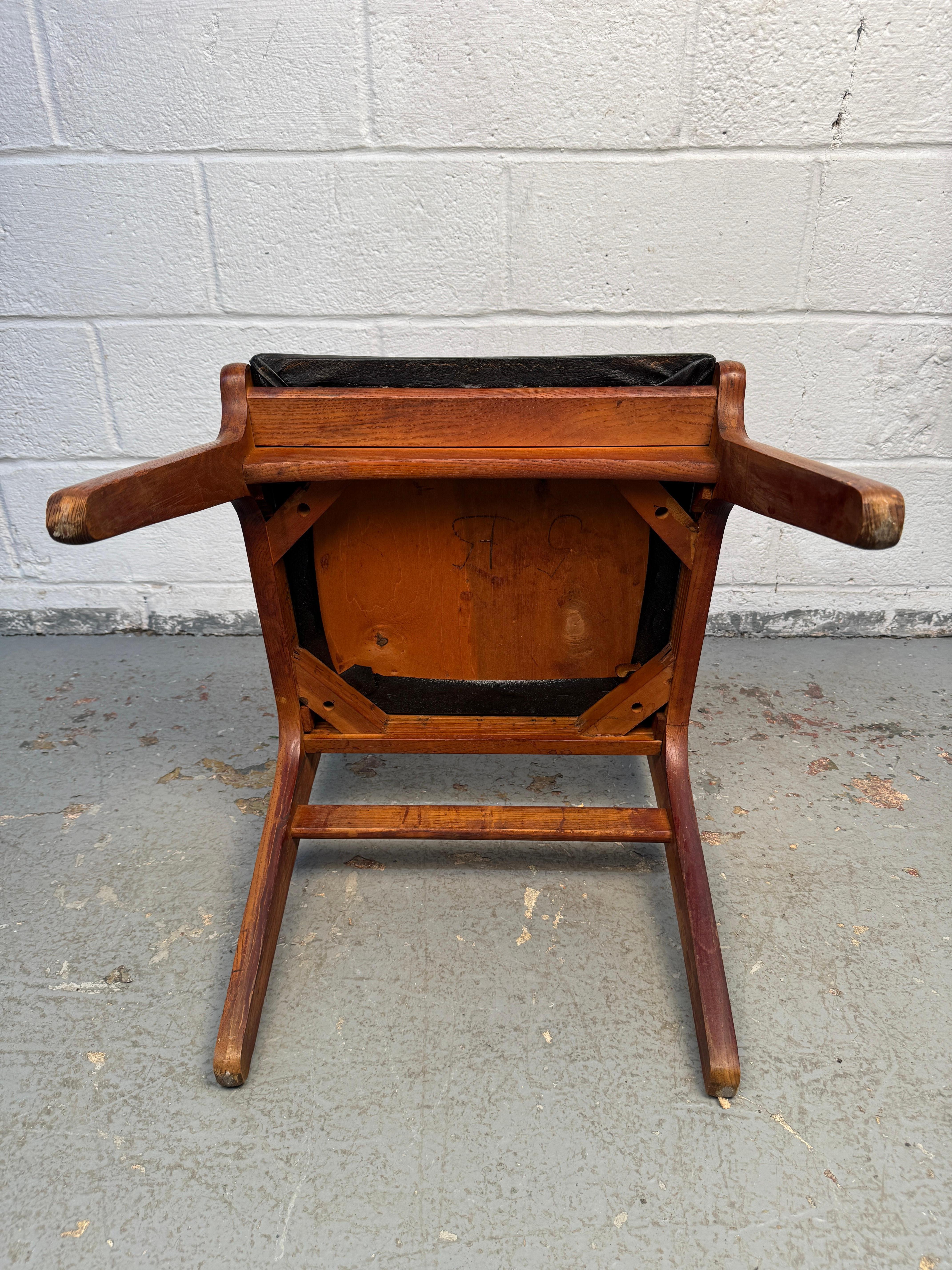 Set di quattro sedie da pranzo in vinile del Medioevo in vendita 10