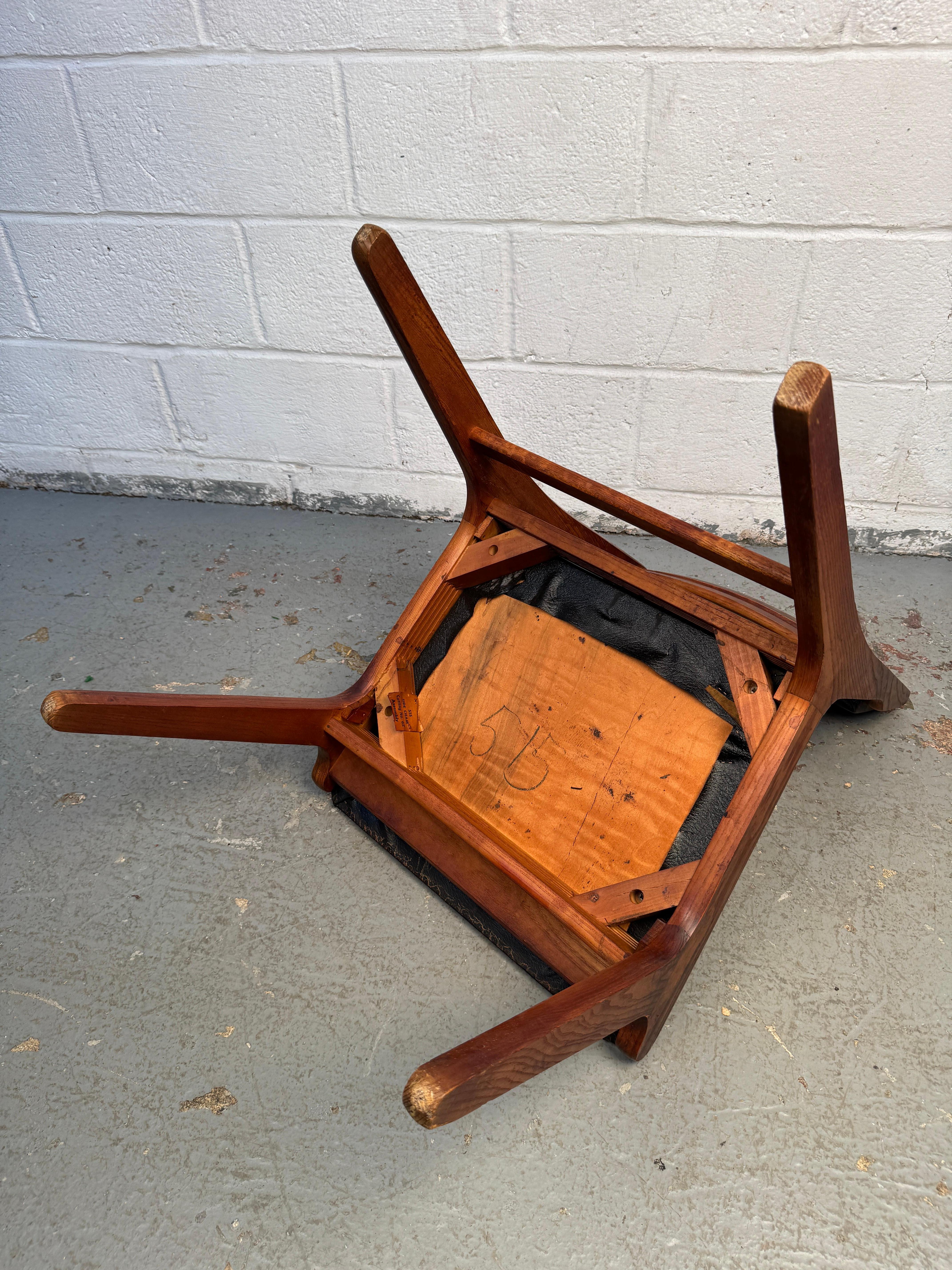 Set di quattro sedie da pranzo in vinile del Medioevo in vendita 11