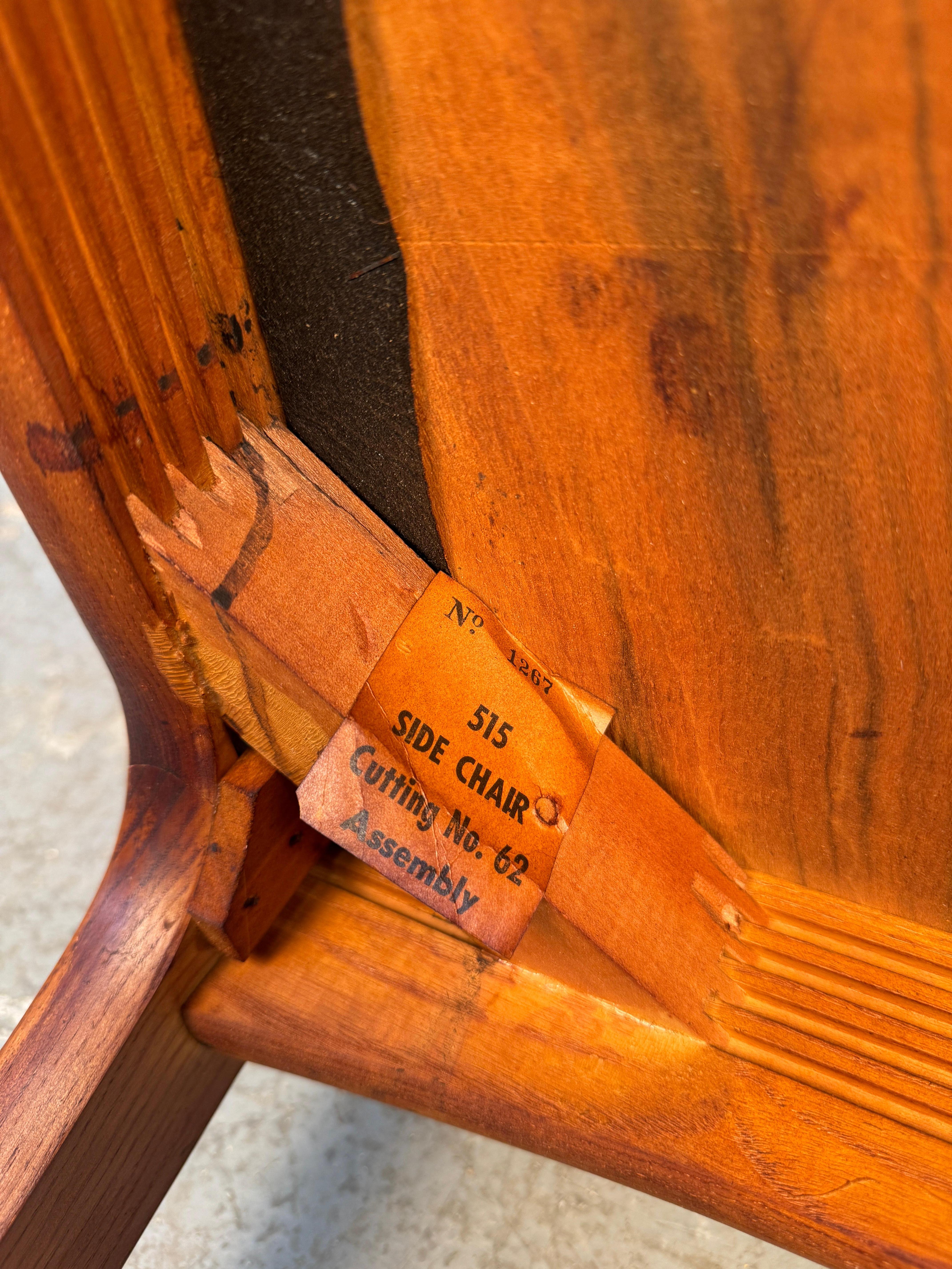 Set di quattro sedie da pranzo in vinile del Medioevo in vendita 12