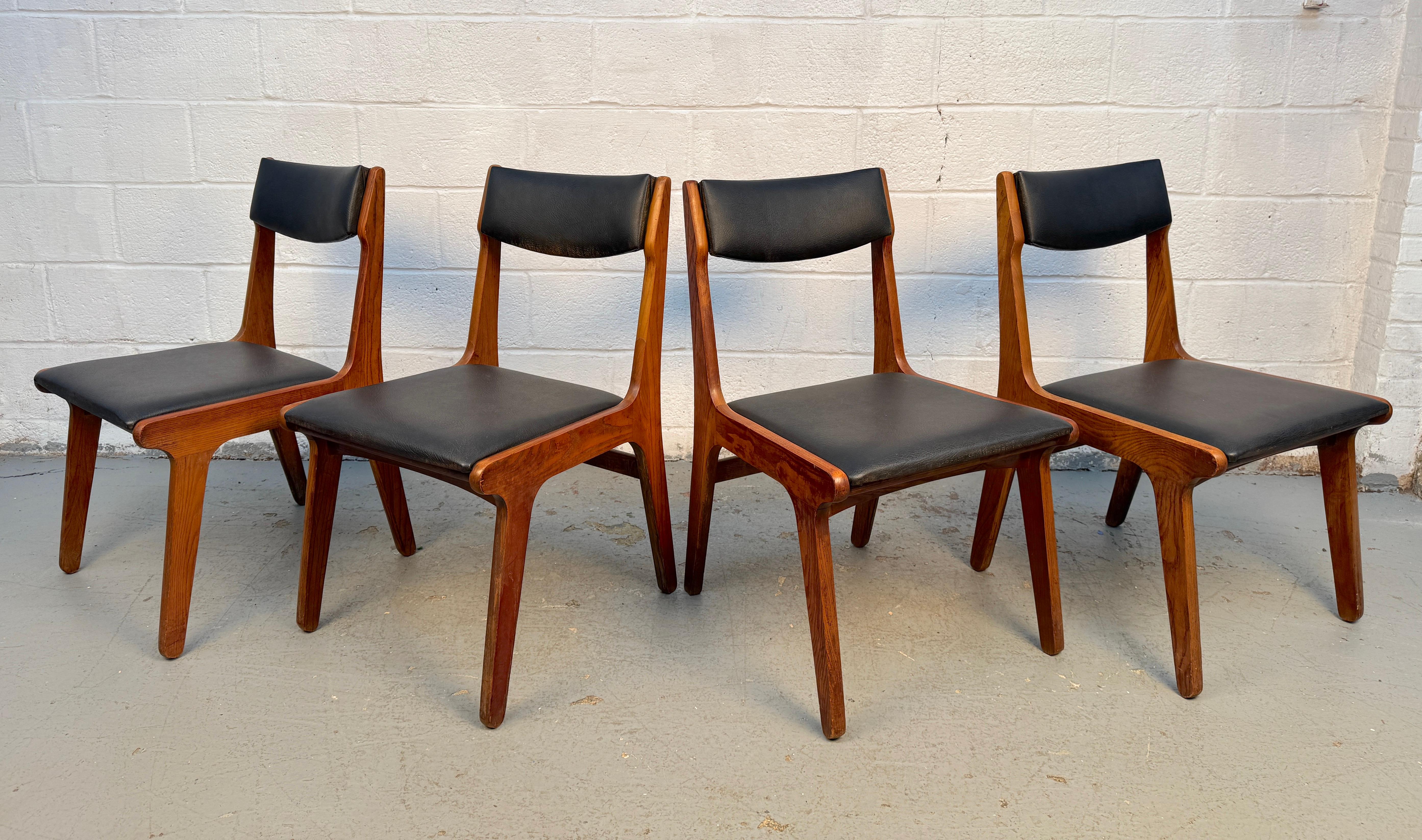 Rinfresca la tua sala da pranzo con questo set di quattro sedie da pranzo in vinile del Mid-Century, caratterizzate da una silhouette elegante di ispirazione vintage e da un rivestimento in vinile lavabile per una vita moderna. Un'accoppiata