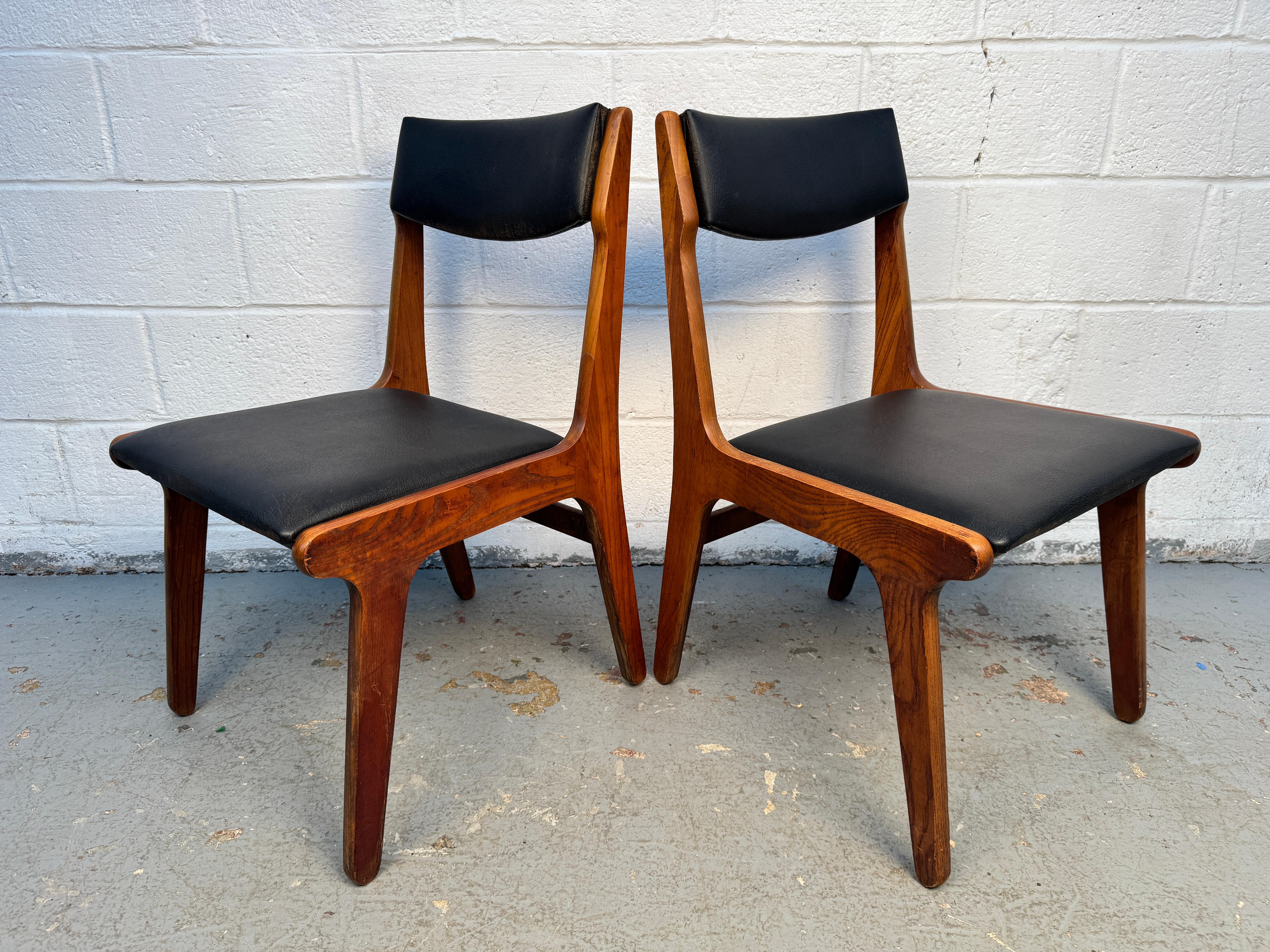 Mid-Century moderno Set di quattro sedie da pranzo in vinile del Medioevo in vendita