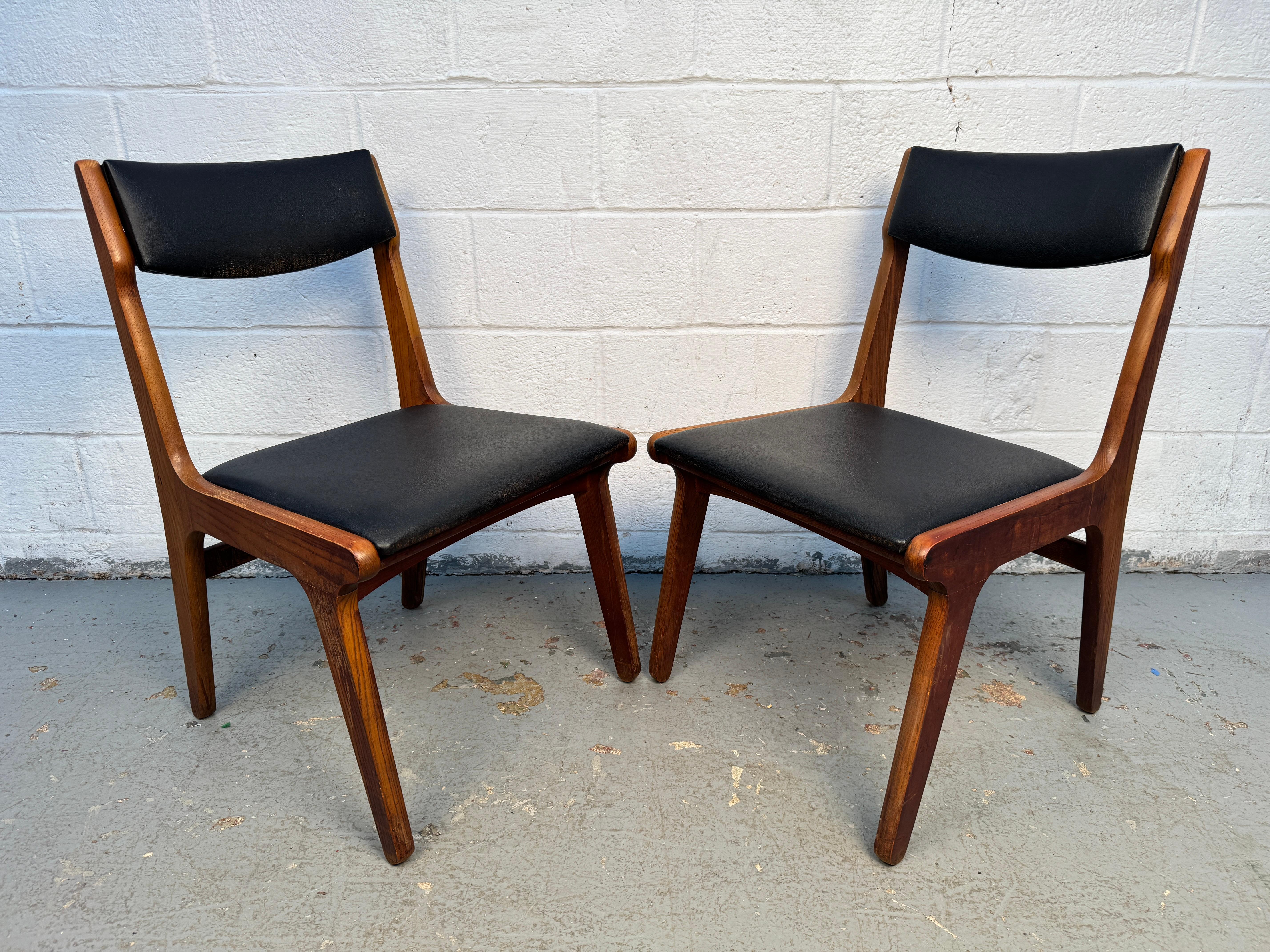 Set di quattro sedie da pranzo in vinile del Medioevo In condizioni buone in vendita a Brooklyn, NY