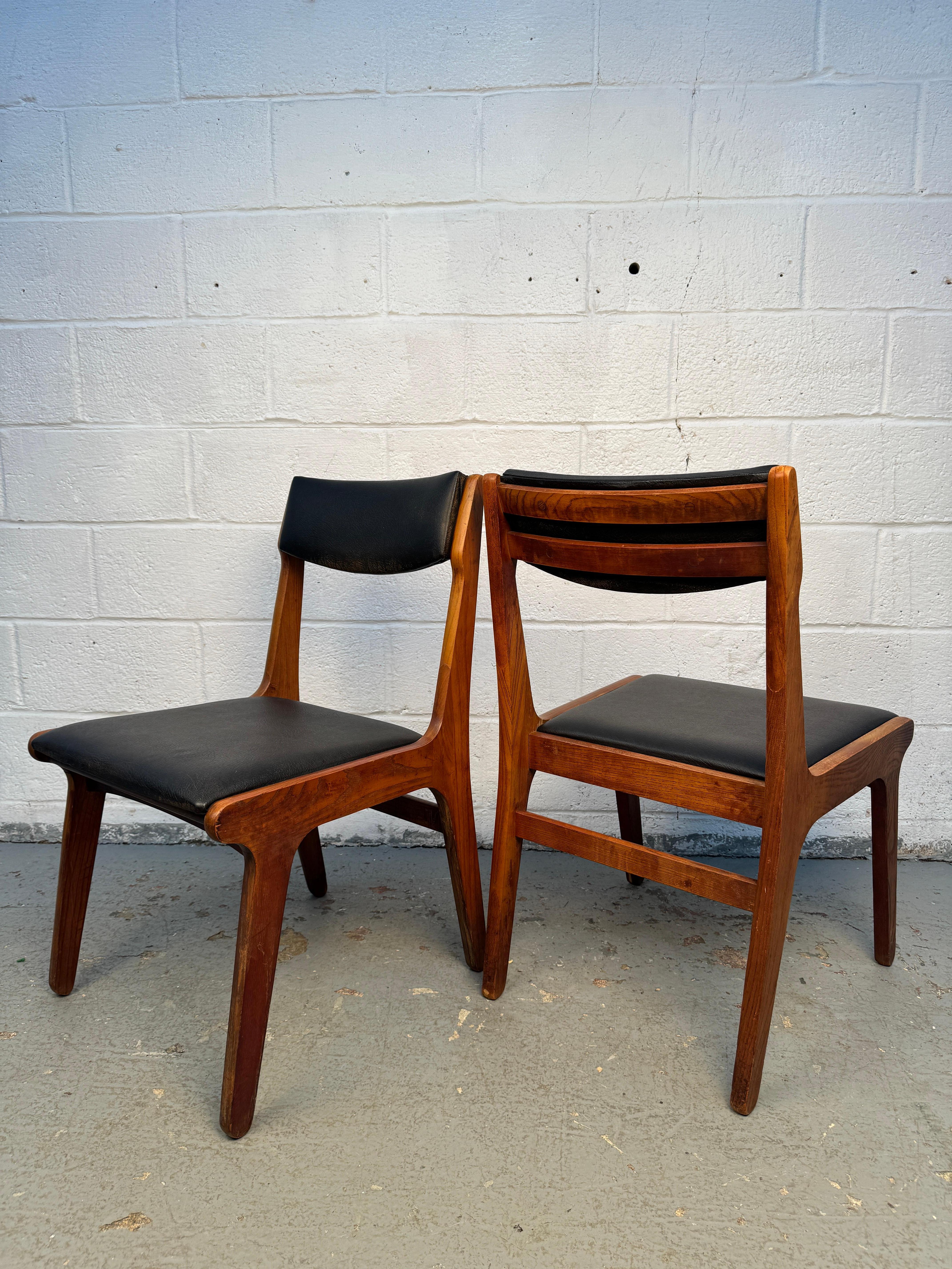 XX secolo Set di quattro sedie da pranzo in vinile del Medioevo in vendita