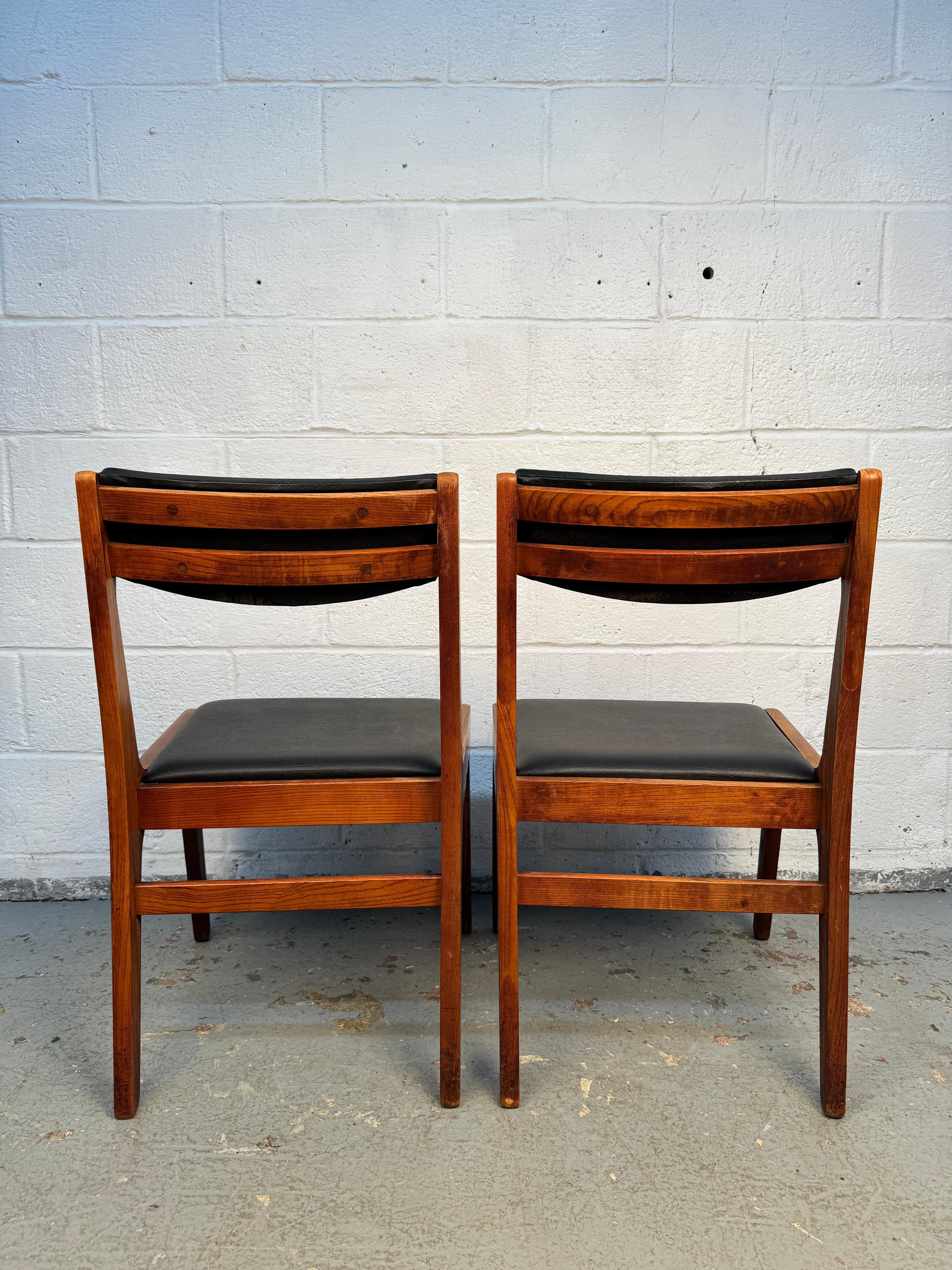 Legno Set di quattro sedie da pranzo in vinile del Medioevo in vendita