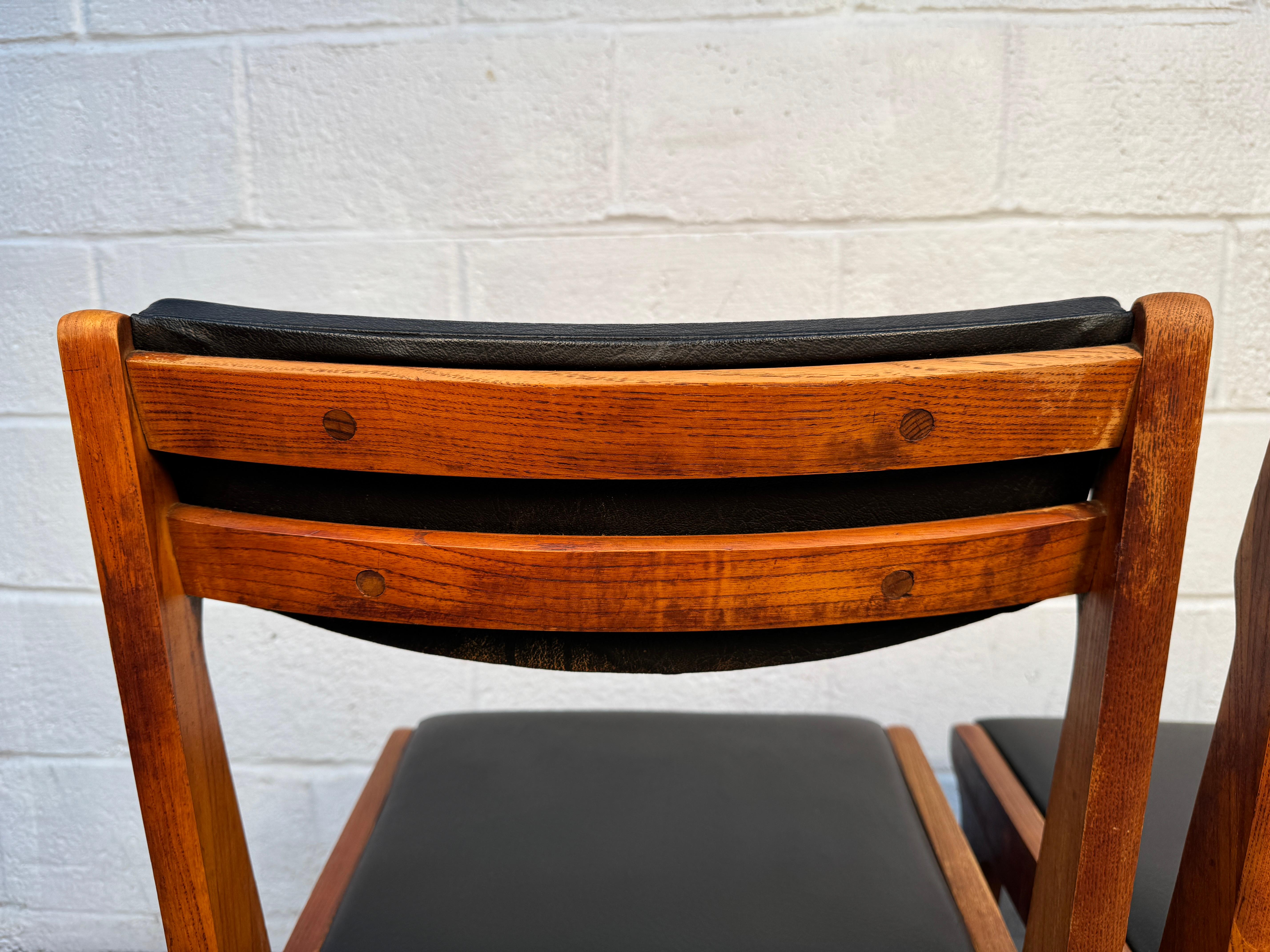 Set di quattro sedie da pranzo in vinile del Medioevo in vendita 1