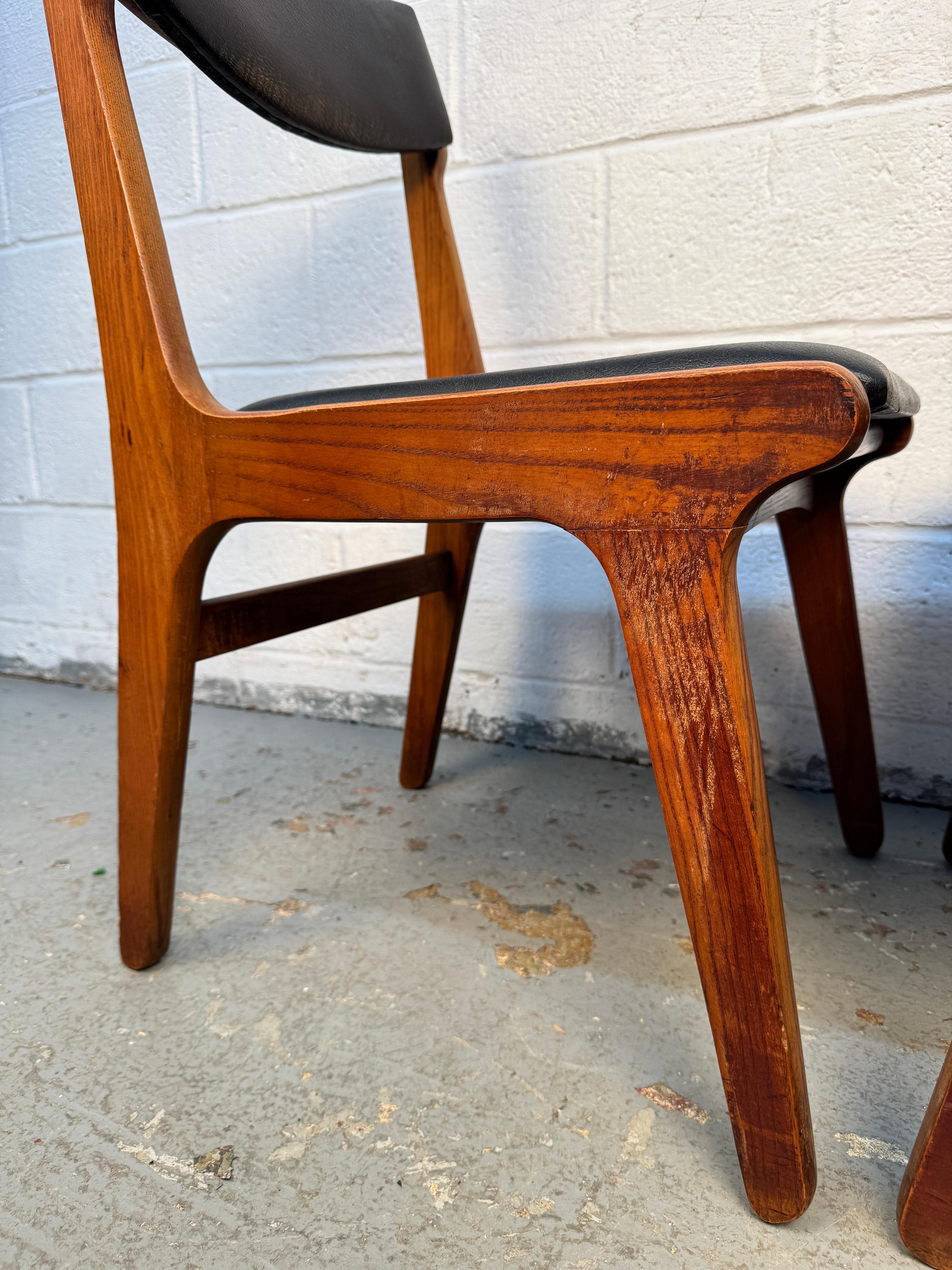 Set di quattro sedie da pranzo in vinile del Medioevo in vendita 3