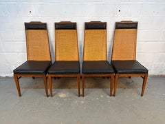 Ensemble de quatre chaises de salle à manger du milieu du siècle en noyer et cannage