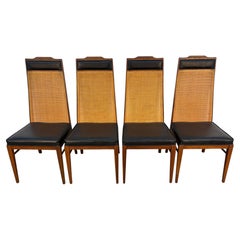 Ensemble de quatre chaises de salle à manger du milieu du siècle en noyer et cannage