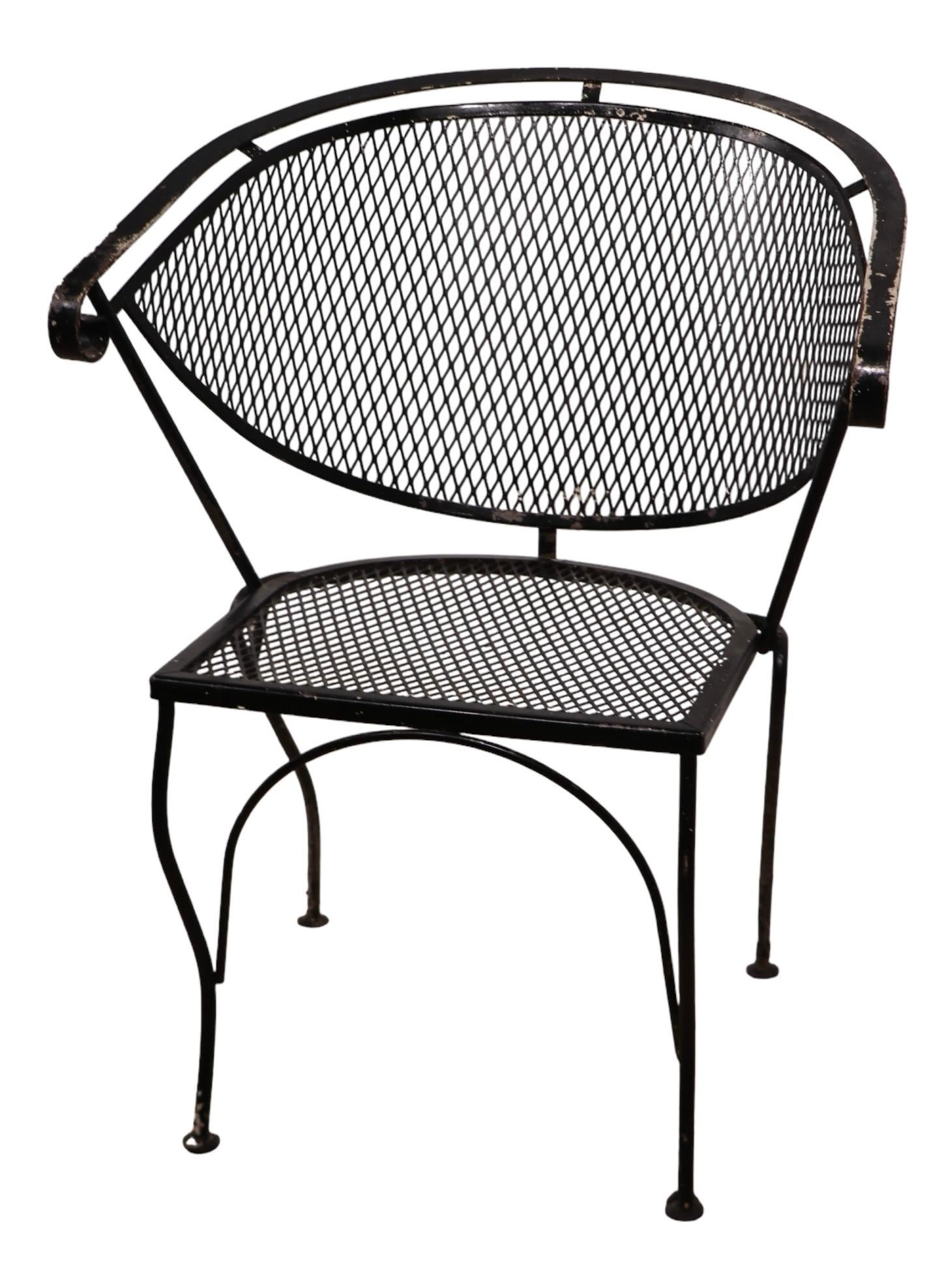 Elegante set di sedie da giardino, patio e piscina di metà secolo attribuito a The Woodard Furniture Company, nello stile di The Meadowcraft Furniture Company, non firmato. Le sedie sono caratterizzate da telai tubolari sagomati con sedute e