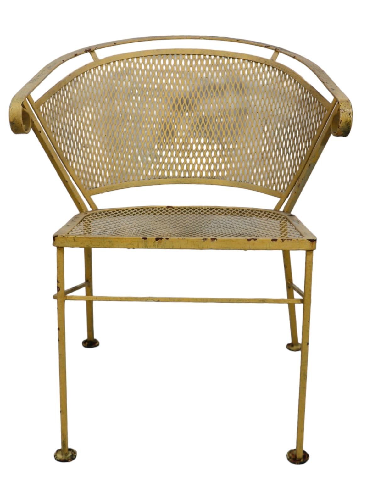 Juego de cuatro sillas de comedor de jardín de hierro forjado de mediados de siglo by Woodard en venta 4