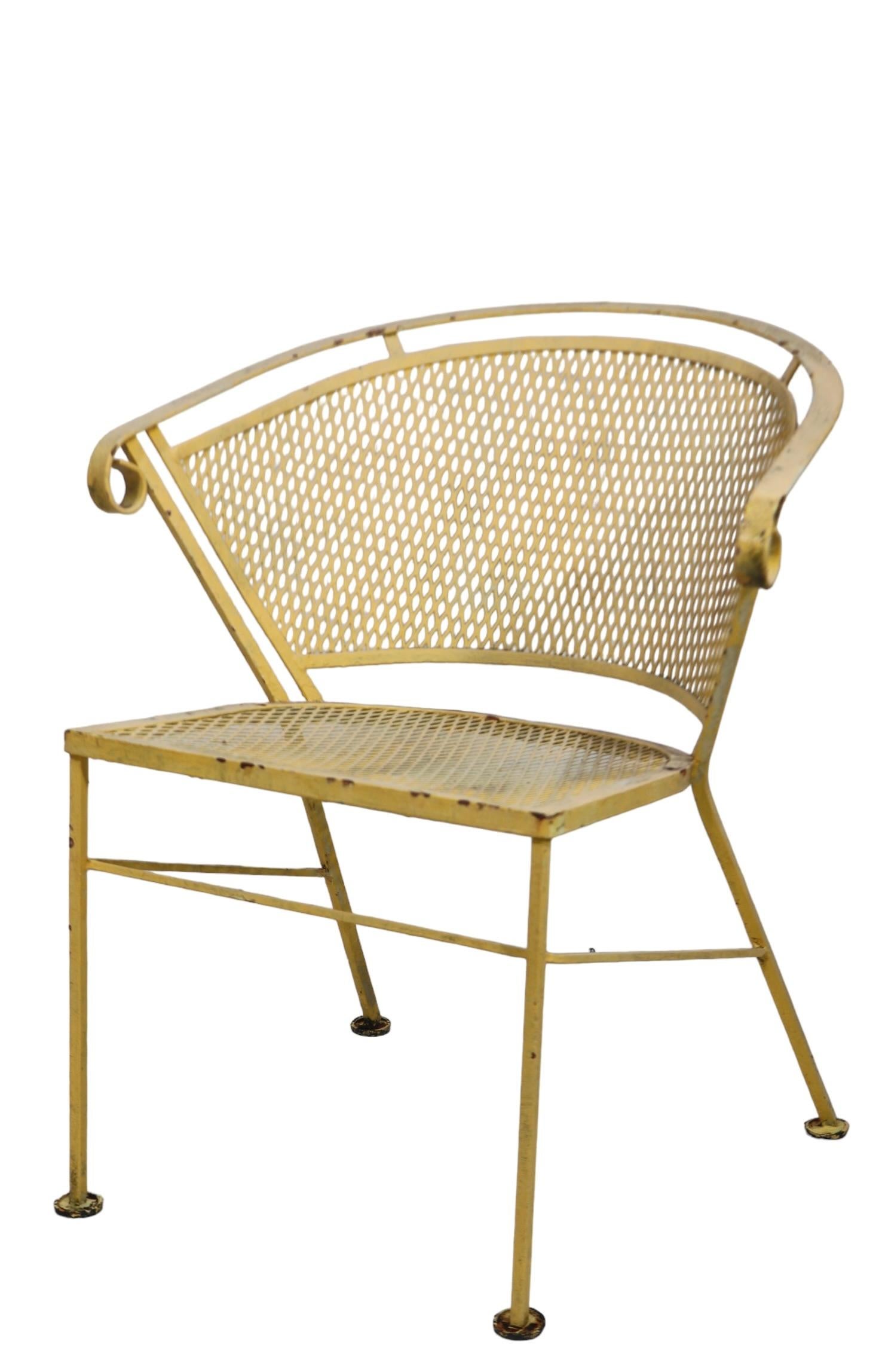 Juego de cuatro sillas de comedor de jardín de hierro forjado de mediados de siglo by Woodard en venta 5
