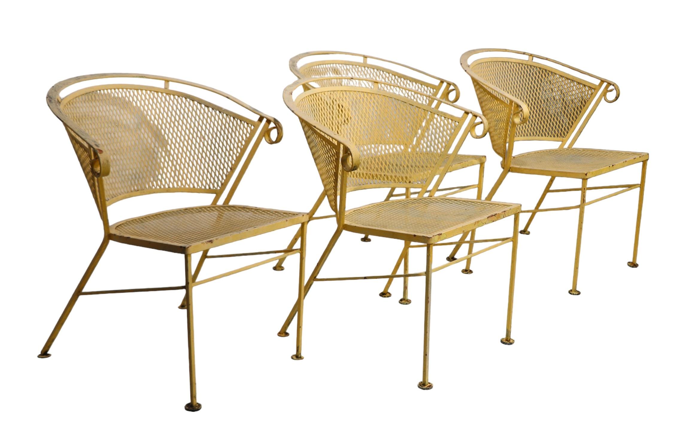 Mid-Century Modern Ensemble de quatre chaises de salle à manger de jardin en fer forgé du milieu du siècle dernier par Woodard  en vente