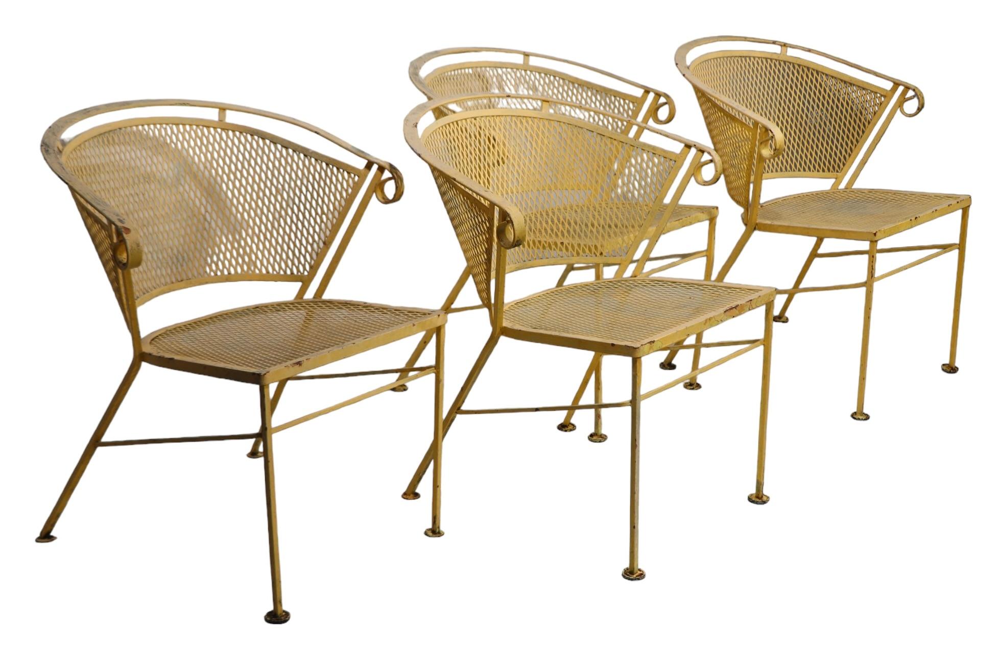 Américain Ensemble de quatre chaises de salle à manger de jardin en fer forgé du milieu du siècle dernier par Woodard  en vente