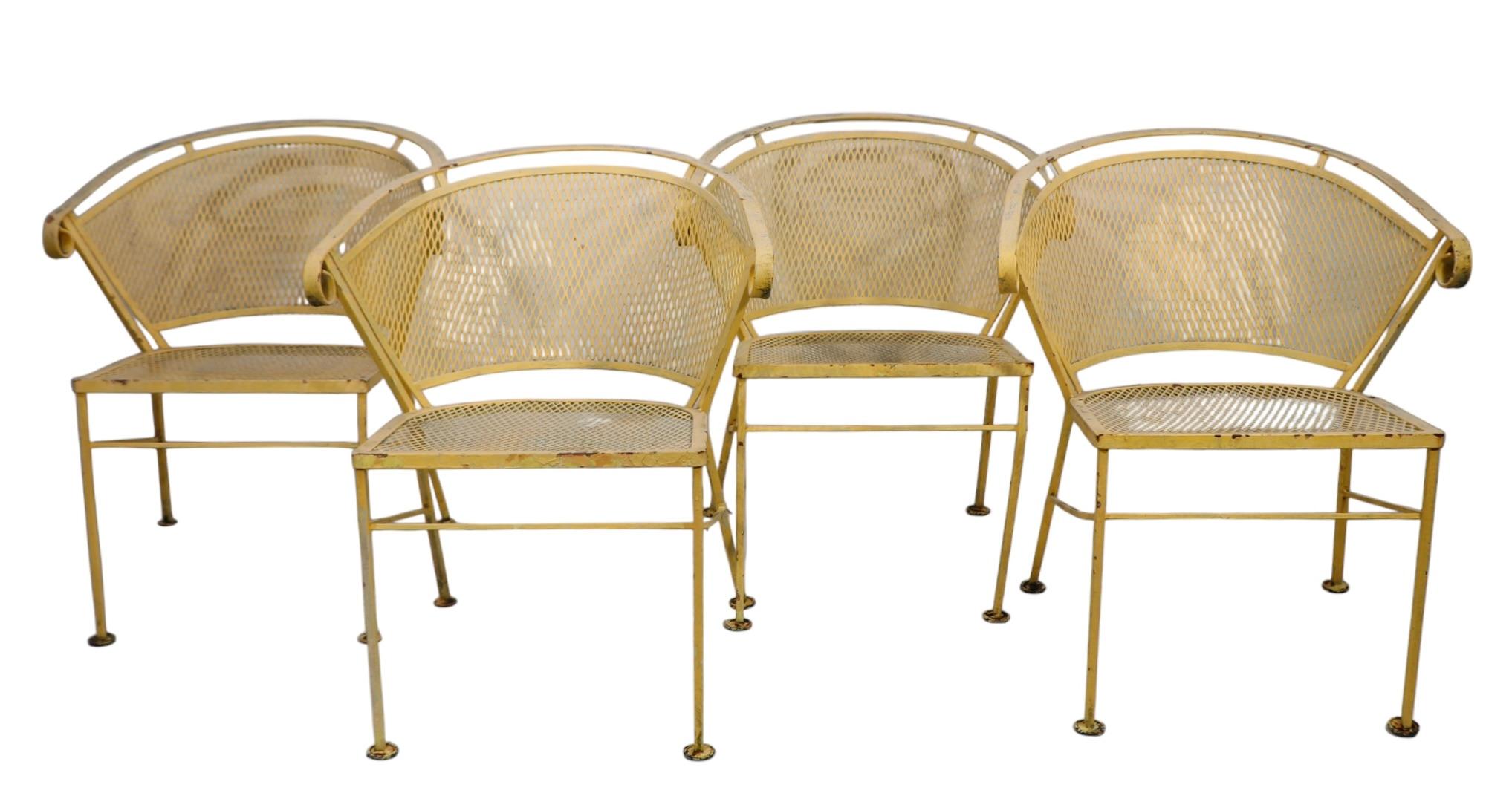 Set of Four Mid Century Wrought Iron Garden Patio Dining Chairs by Woodard  In Good Condition For Sale In New York, NY