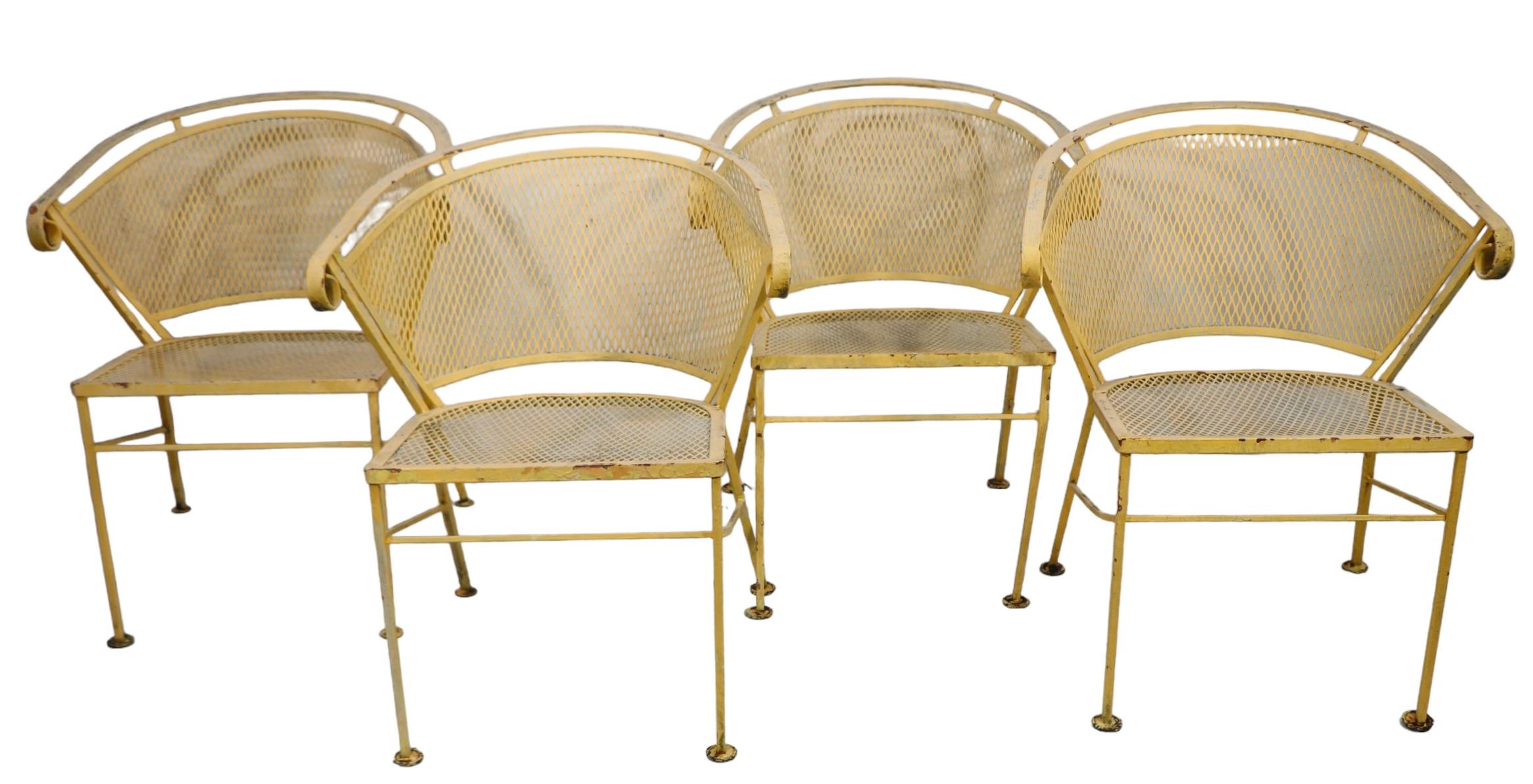 20ième siècle Ensemble de quatre chaises de salle à manger de jardin en fer forgé du milieu du siècle dernier par Woodard  en vente