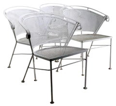Satz von vier schmiedeeisernen Garten-Patio-Poolside-Esszimmerstühlen aus der Mitte des Jahrhunderts
