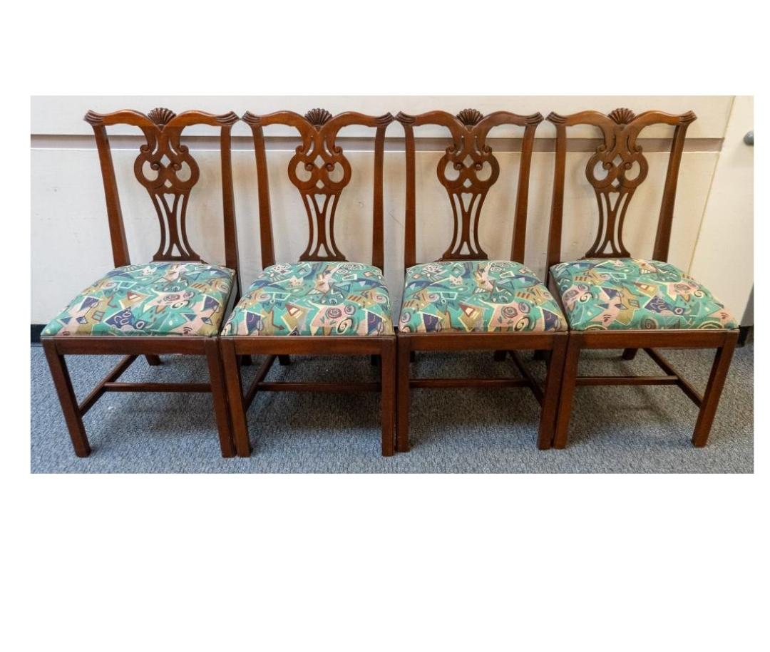 Bellissimo set di quattro sedie imbottite in mogano e arazzo di Young Hinkle Chippendale della metà del secolo. Rivestito di recente e in ottime condizioni per l'età.
