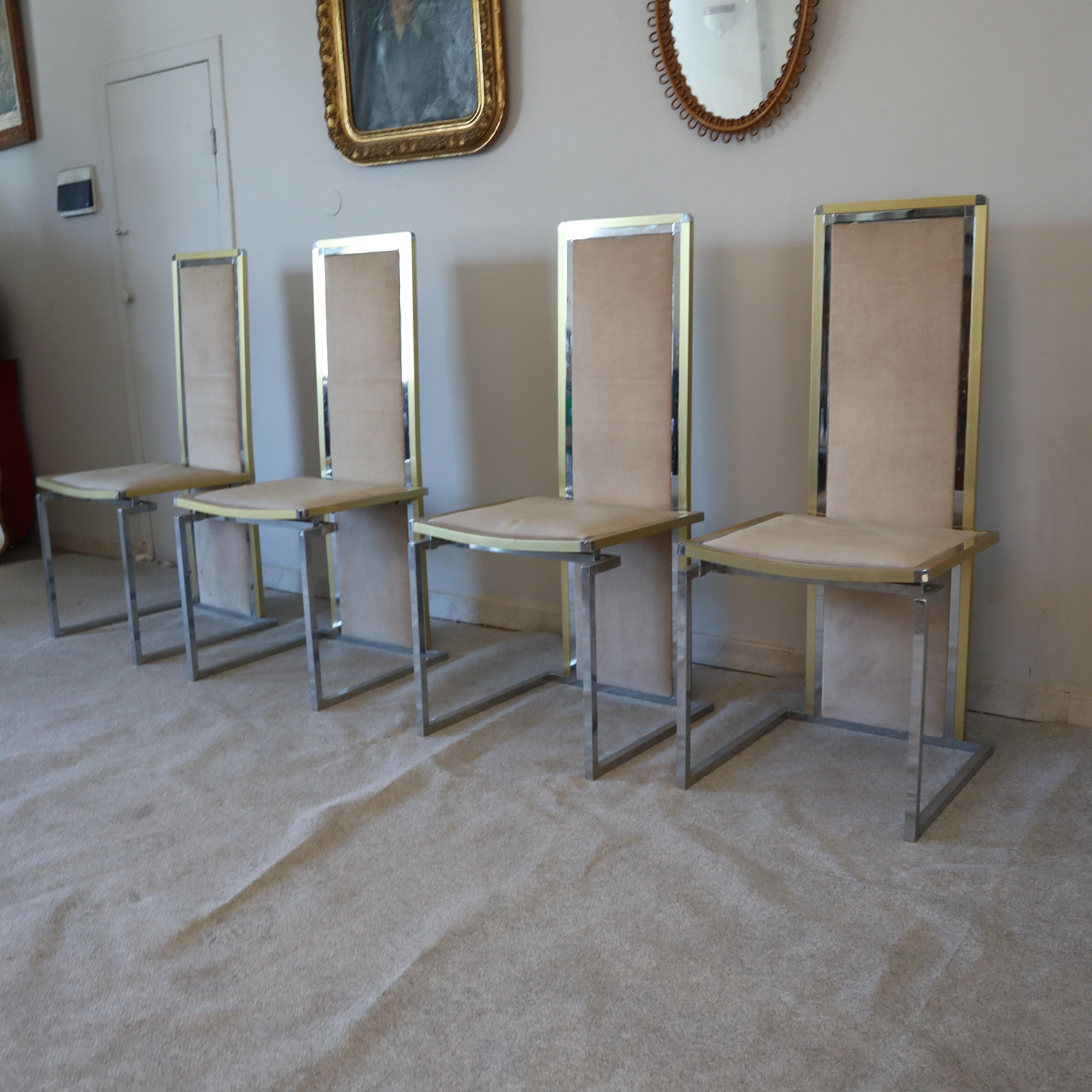 Set di quattro sedie moderne di metà secolo in metallo e ottone di Romeo Rega, Italia, anni '70
Set di quattro sedie di Romeo Rega, anni '70. Struttura in acciaio e ottone, seduta in Fabrice. La seduta in tessuto aggiunge comfort e stile, rendendo