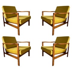 Satz von vier Sesseln aus der Mitte des Jahrhunderts, gelbe Samtpolsterung, Polen, 1960er Jahre