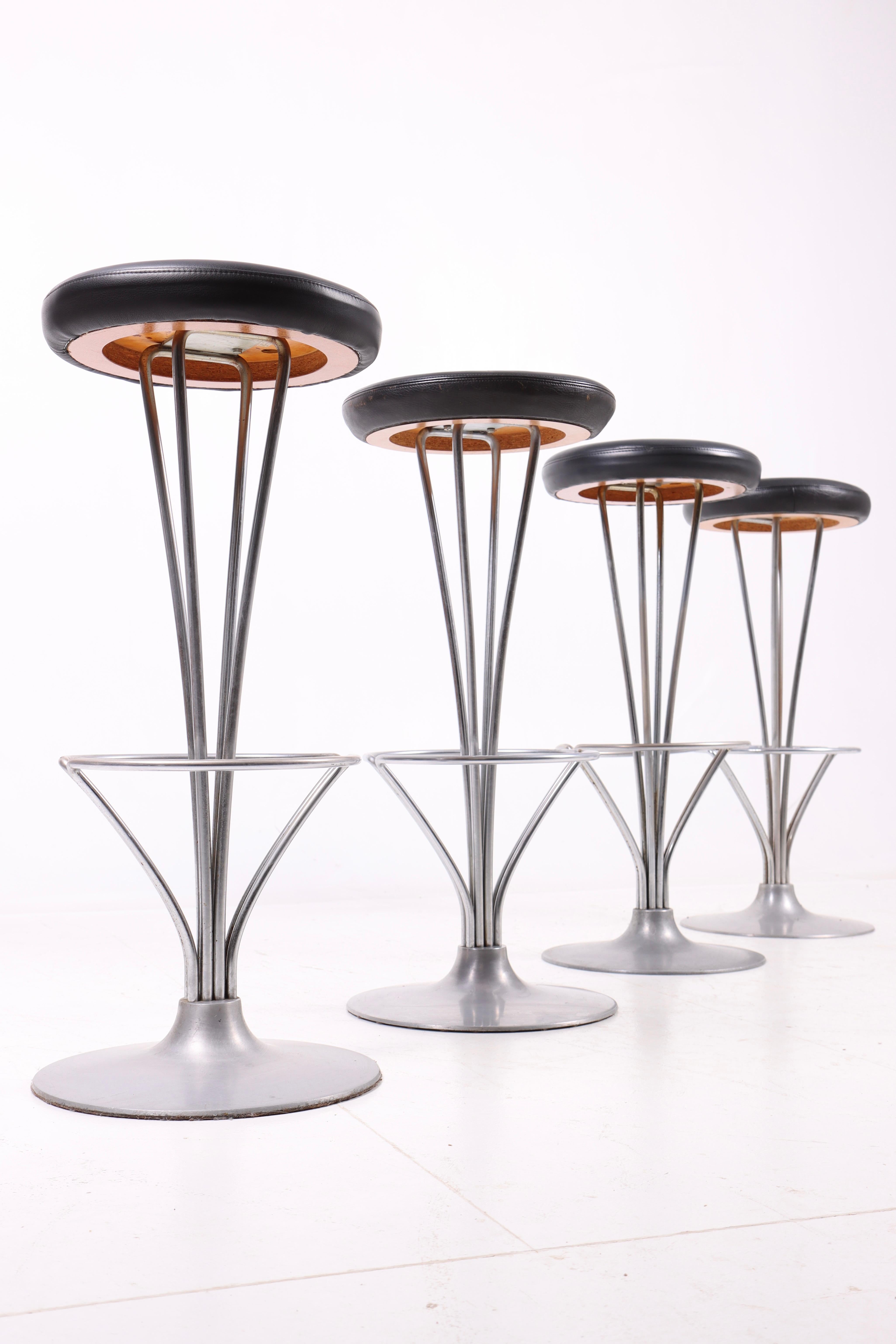Scandinavo moderno Set di quattro sgabelli da bar del Medioevo in pelle patinata di Piet Hein, anni '60 in vendita